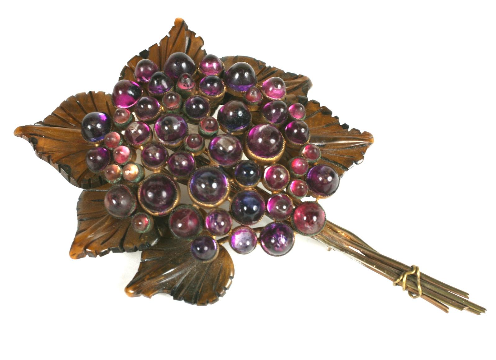 Seltene B. Blumenthal Co. Blumenbrosche aus Bakelit und Lucite im Zustand „Gut“ im Angebot in New York, NY