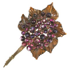 Rare B. Blumenthal Co. Broche à fleurs en bakélite et lucite