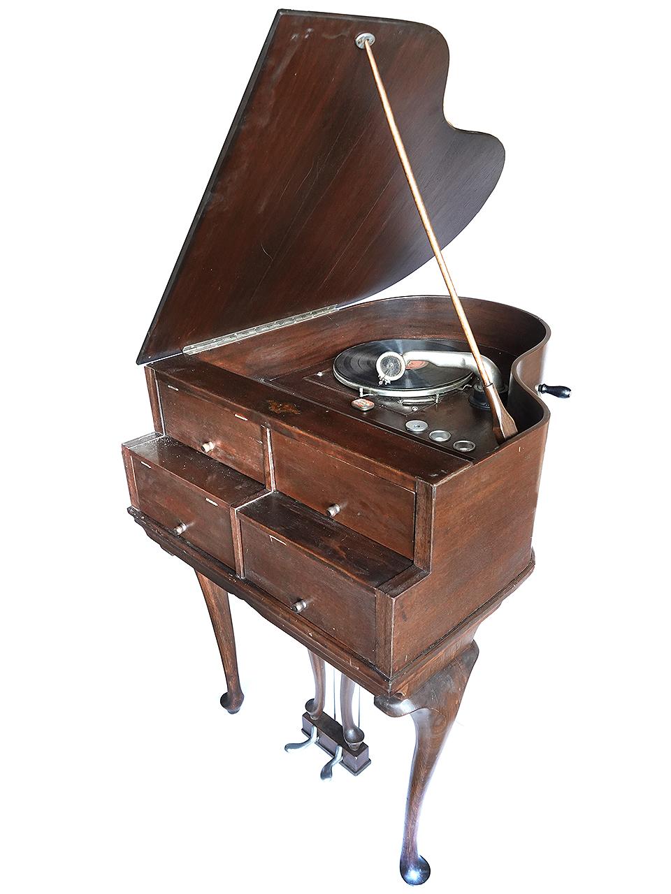 Dies ist ein Original Fern-O-Grand Co. Baby Grand Piano Phonograph. Das Gehäuse im Stil eines Mahagoni-Babyflügels steht auf Cabriole-Beinen mit Füßen im Queen-Anne-Stil; der Tastaturbereich lässt sich öffnen und dient als eingebautes Horn des
