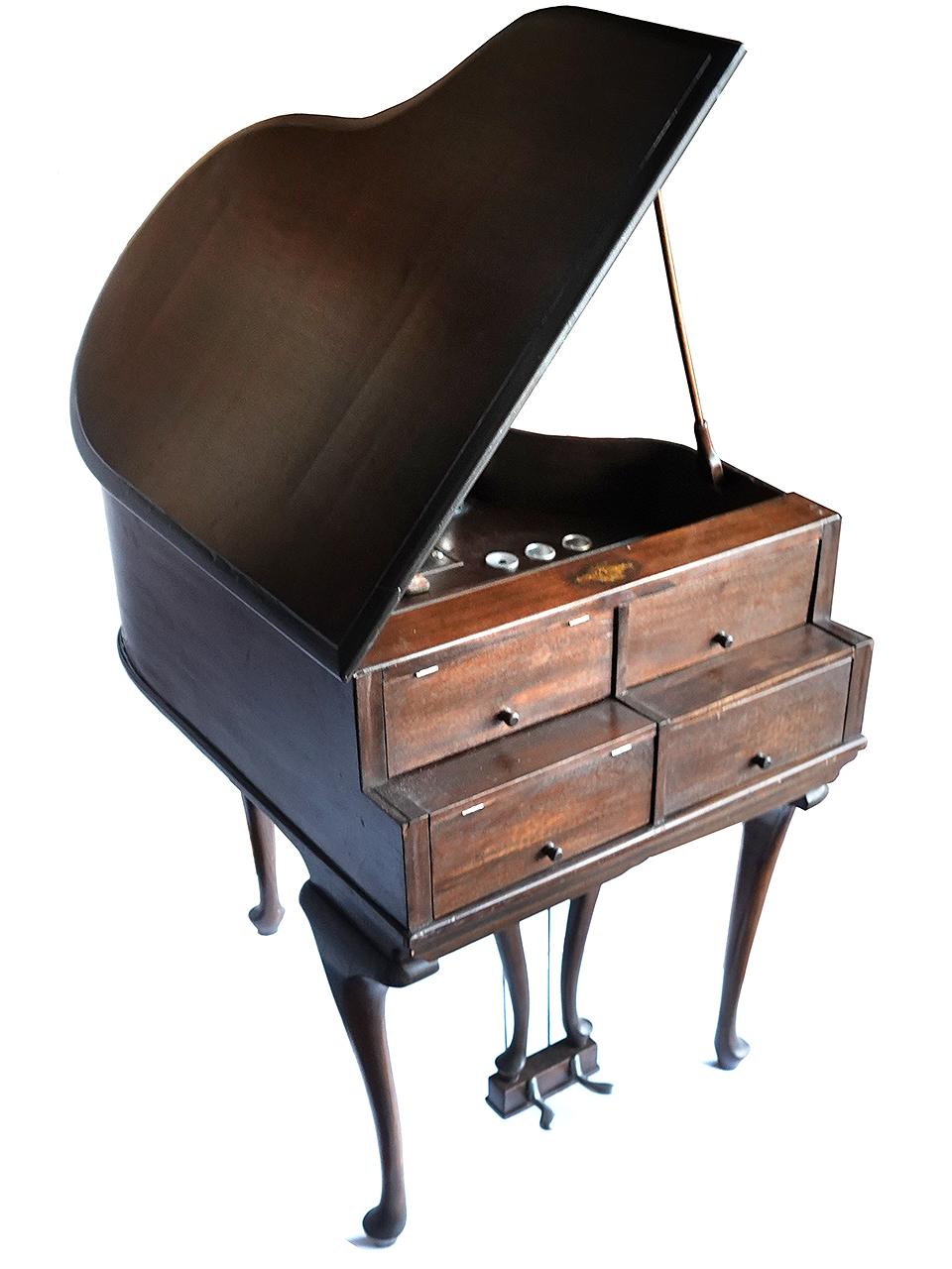 Seltene Baby Grand Phonograph (Queen Anne) im Angebot