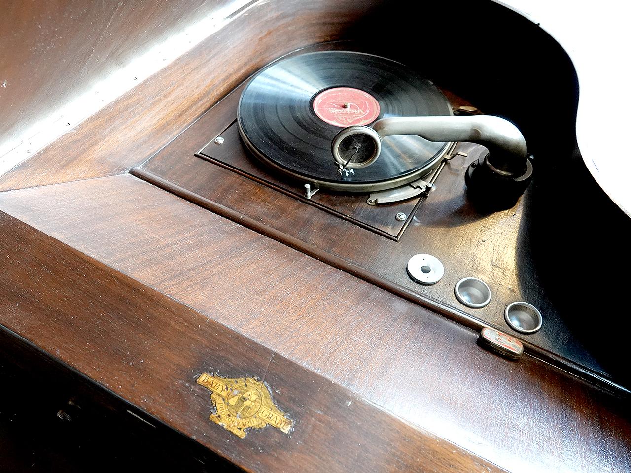 Seltene Baby Grand Phonograph (Mahagoni) im Angebot