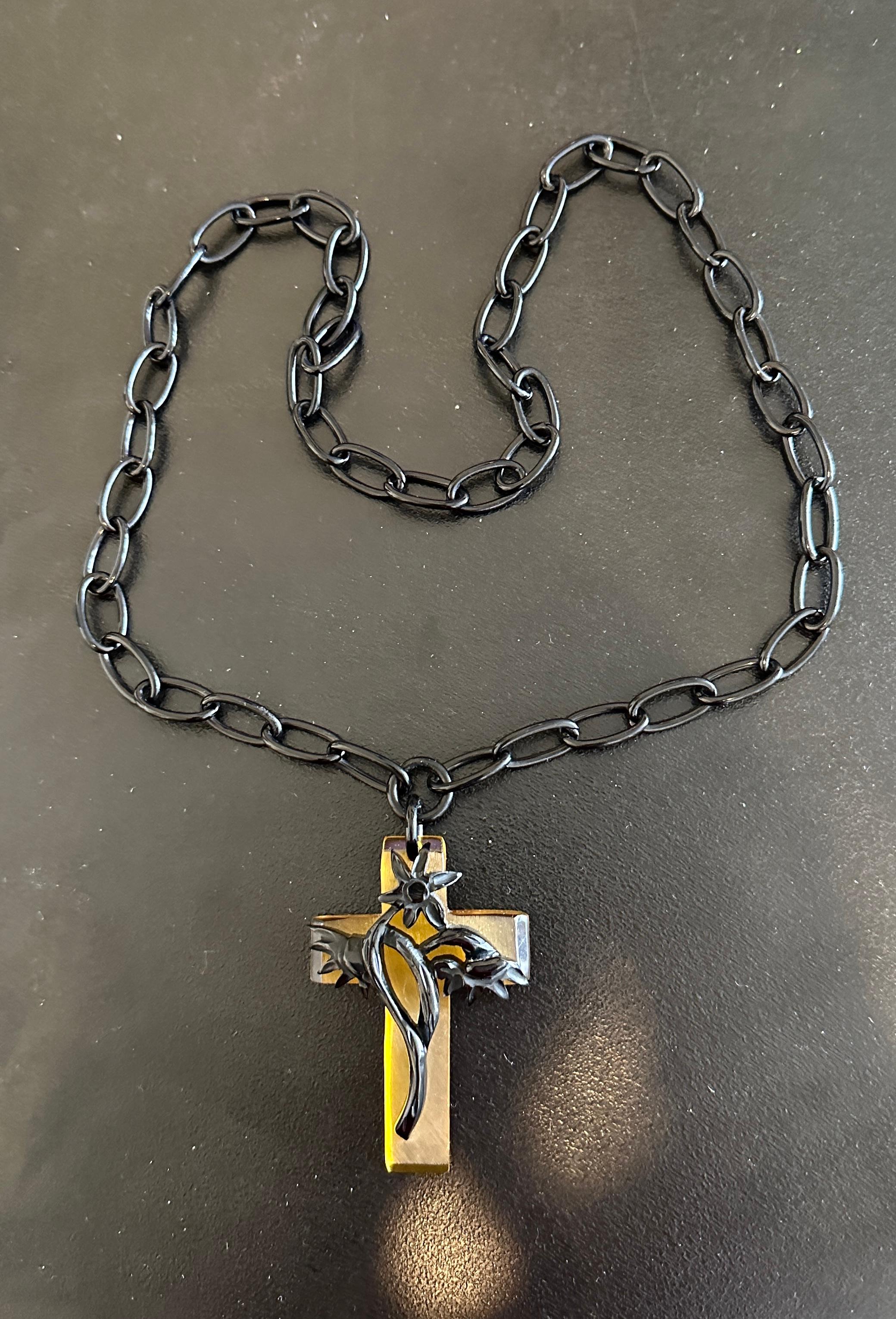 Rare collier Art déco merveilleux avec croix en bakélite avec fleur et chaîne Excellent état - En vente à New York, NY