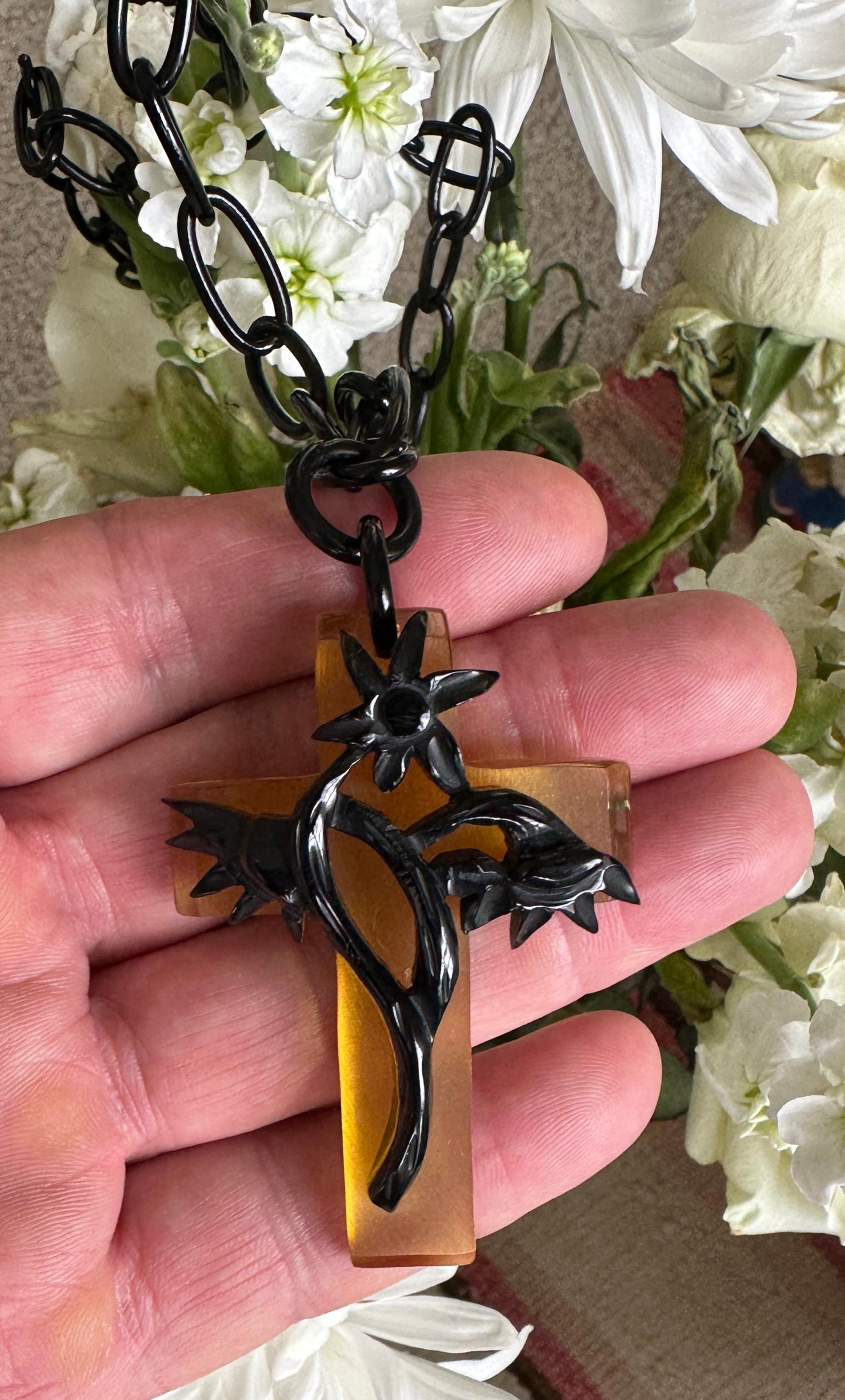 Rare collier Art déco merveilleux avec croix en bakélite avec fleur et chaîne en vente 2