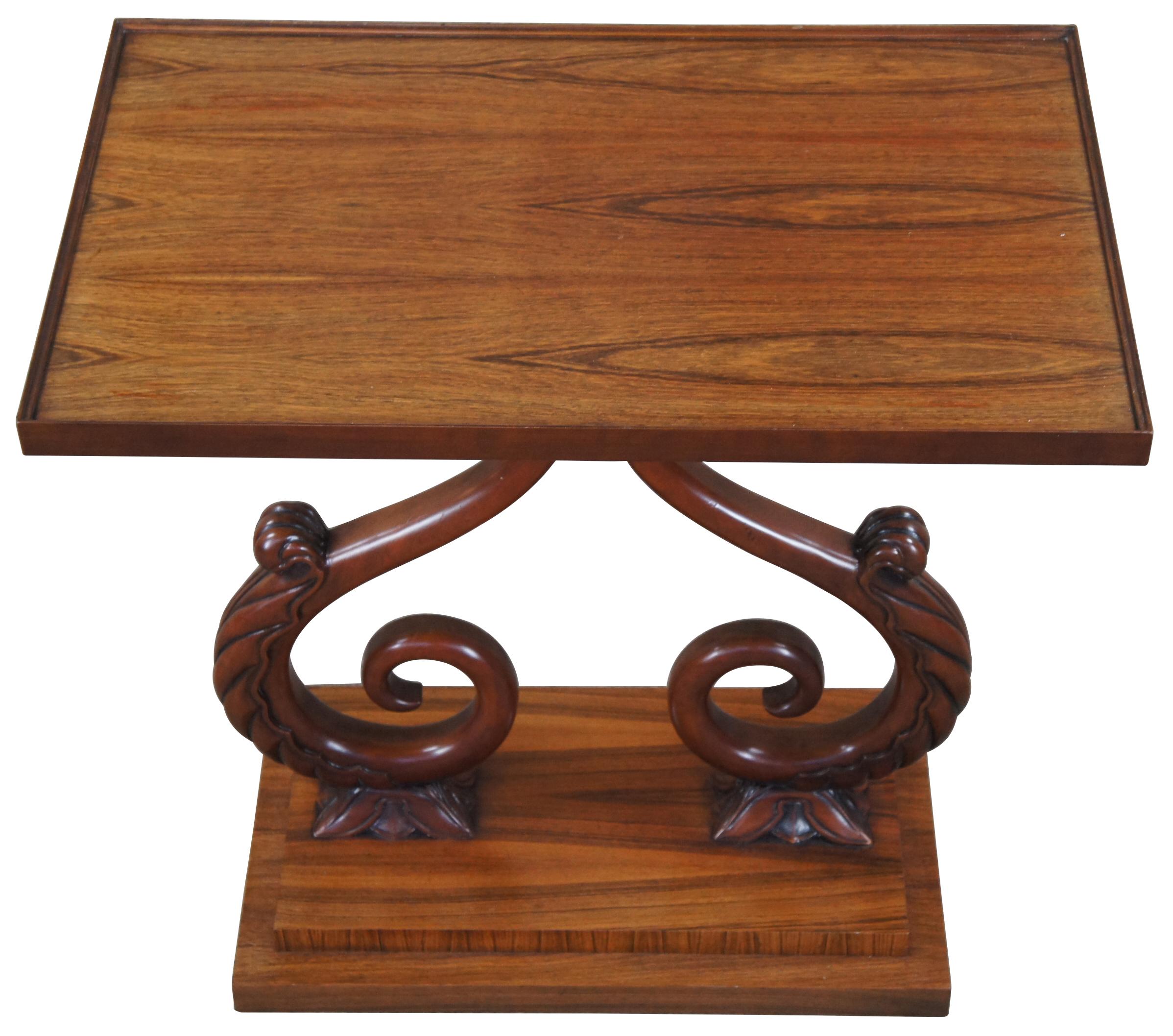 Ein seltener und beeindruckender Tisch aus Palisanderholz aus der McMillen Collection'S von Baker Furniture. Mit einer rechteckigen Glasplatte über schönen, mit Akanthusblättern verzierten 
