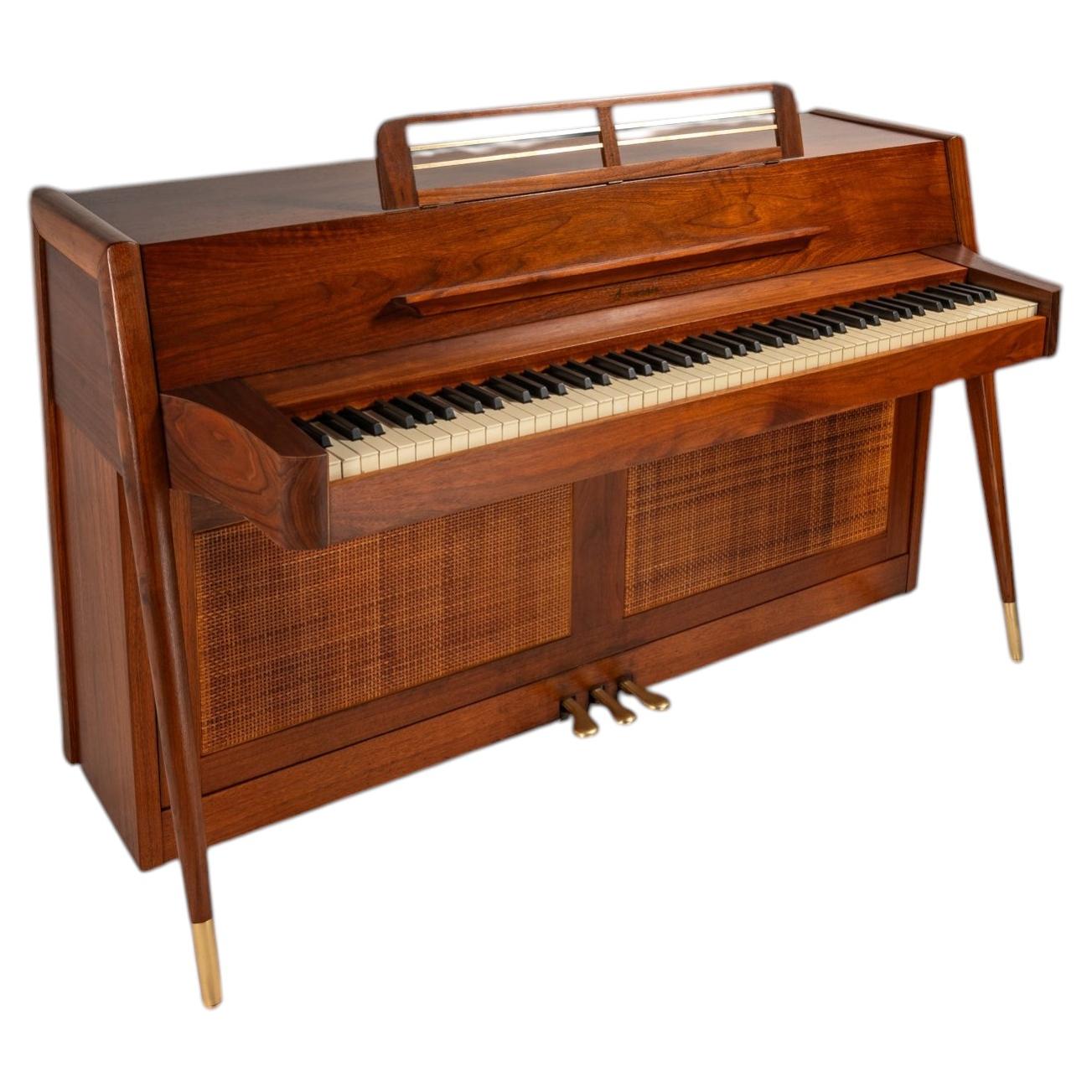 Raro piano acrosónico Baldwin de nogal, latón y carcasa #759945, EE.UU., c. 1960