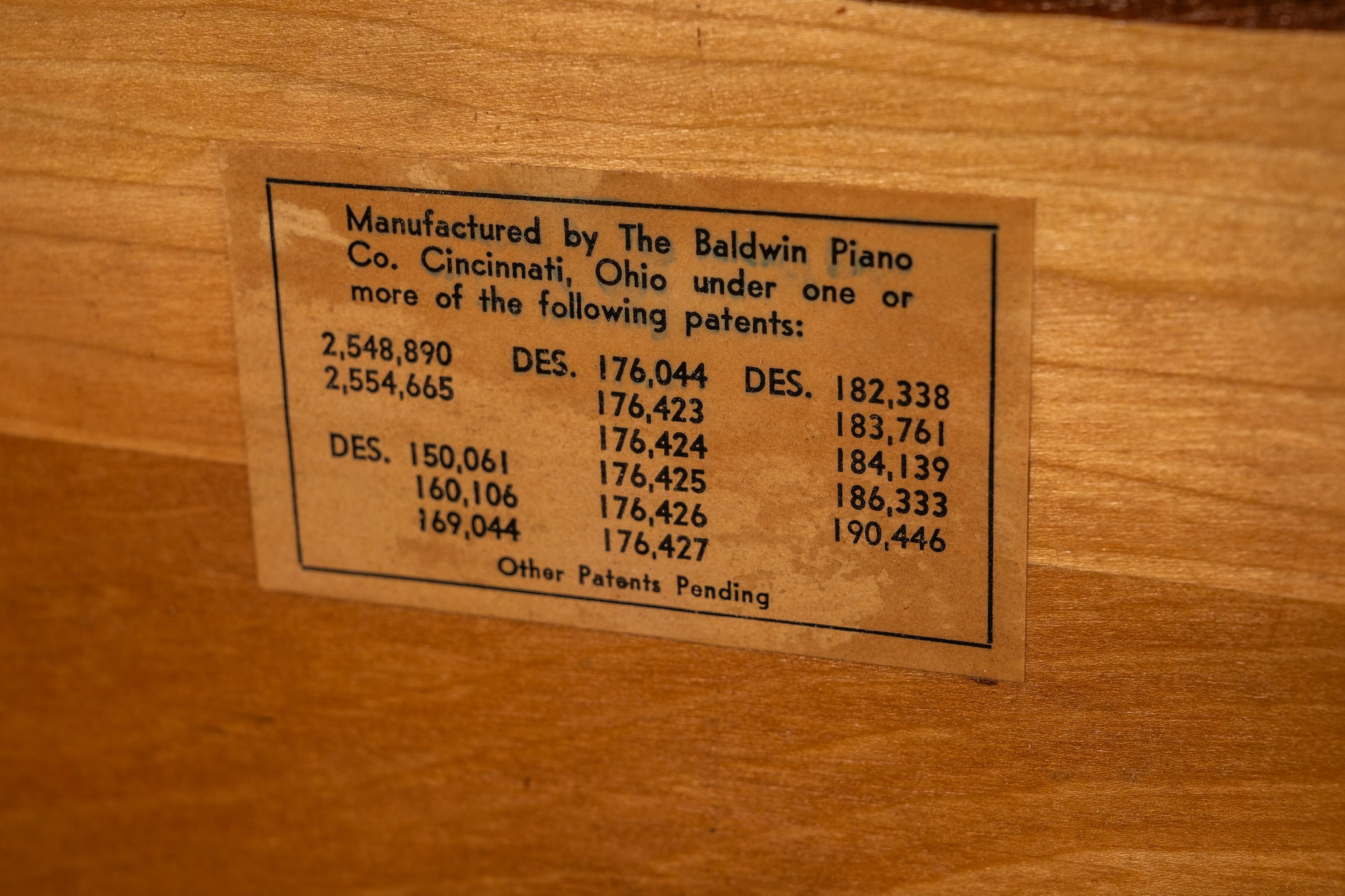 Seltenes Baldwin Acrosonic Spinet Klavierklavier aus Nussbaum, Messing und Schilfrohr,  USA, ca. 1960er Jahre im Angebot 5