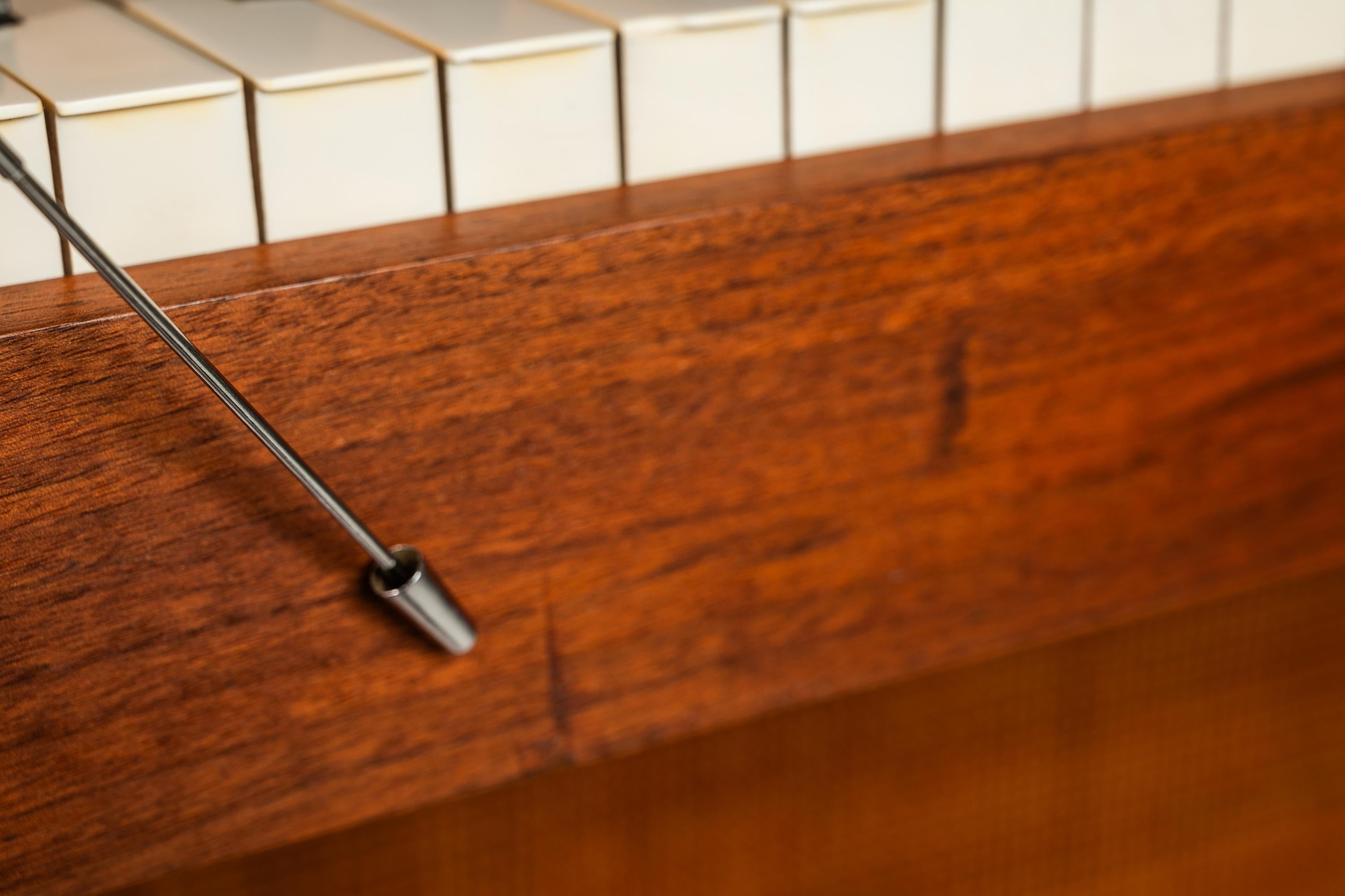 Seltenes Baldwin Acrosonic Spinet Klavierklavier aus Nussbaum, Messing und Schilfrohr,  USA, ca. 1960er Jahre im Angebot 6