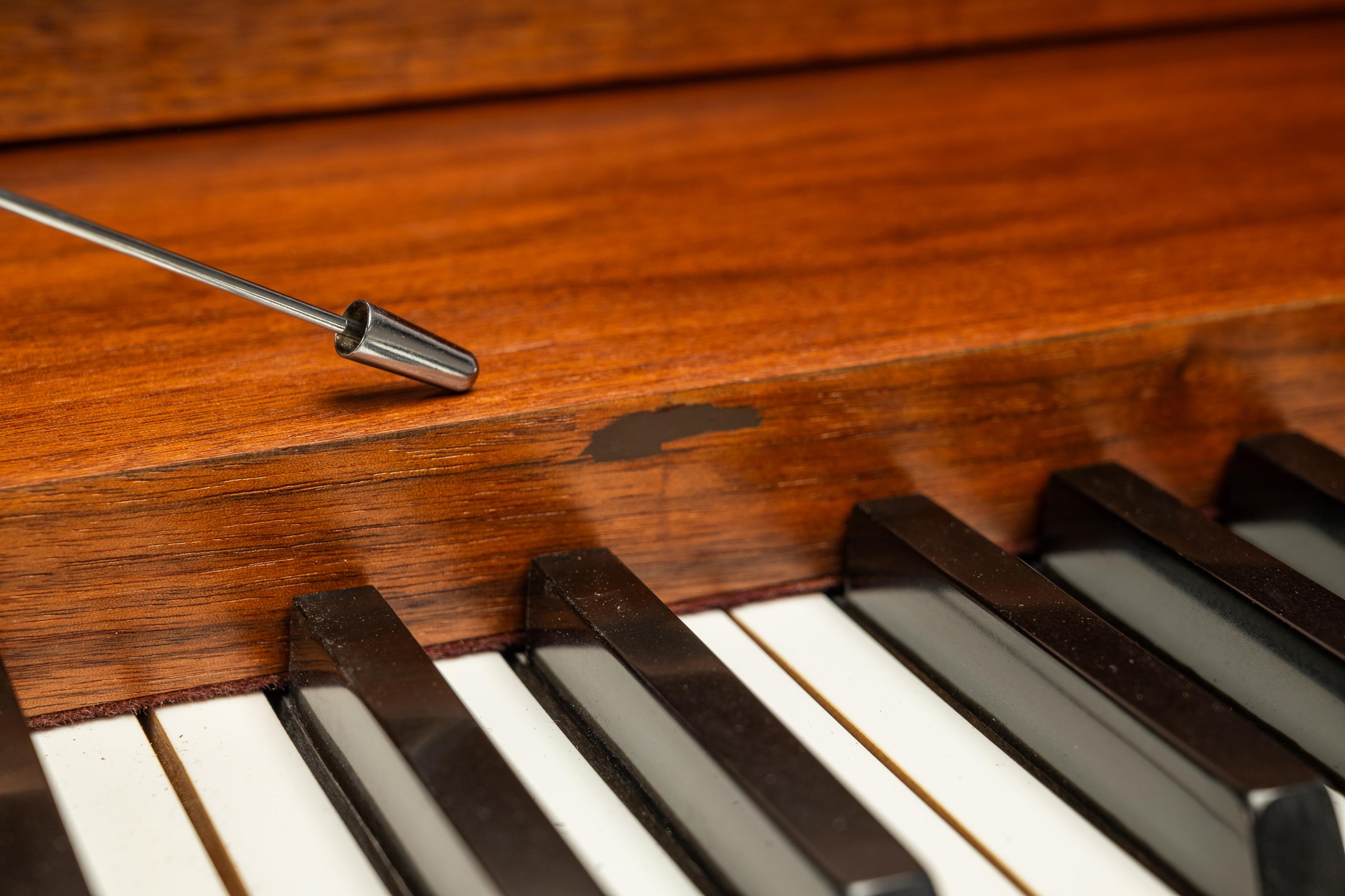 Seltenes Baldwin Acrosonic Spinet Klavierklavier aus Nussbaum, Messing und Schilfrohr,  USA, ca. 1960er Jahre im Angebot 7