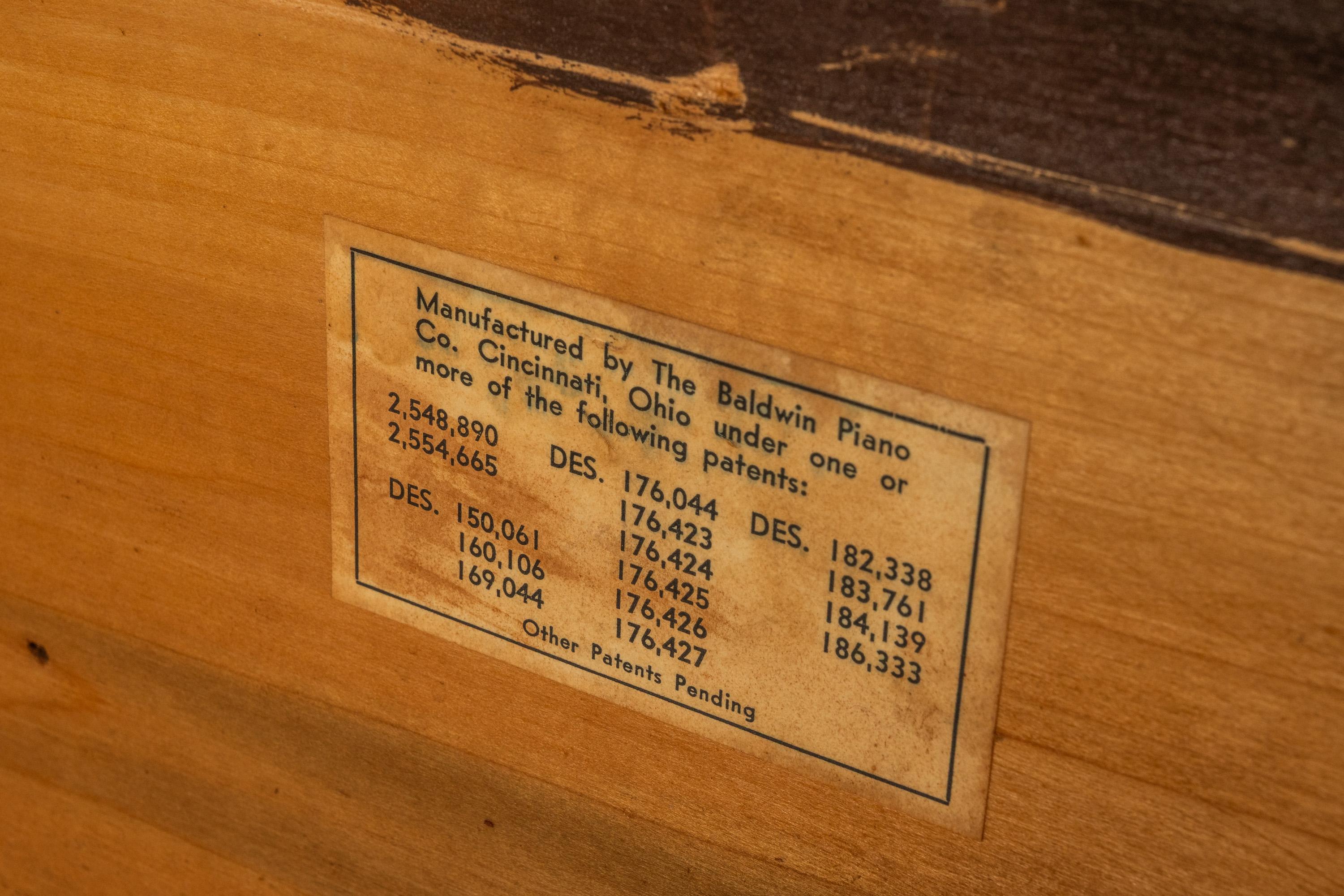 Rare Baldwin Acrosonic Spinet Piano in Walnut, Brass & Cane, USA, c. 1960s en vente 11