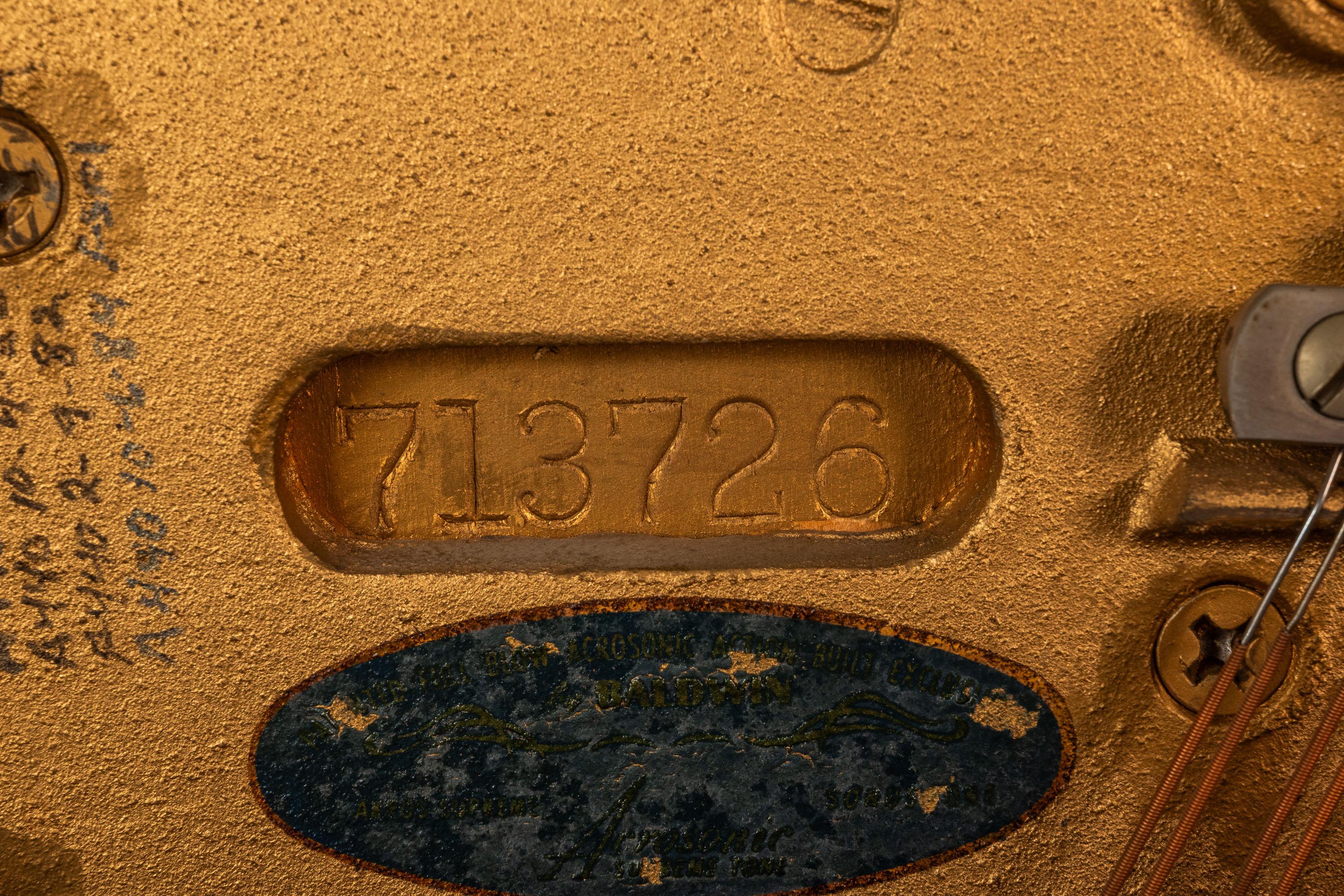 Rare Baldwin Acrosonic Spinet Piano in Walnut, Brass & Cane, USA, c. 1960s en vente 13