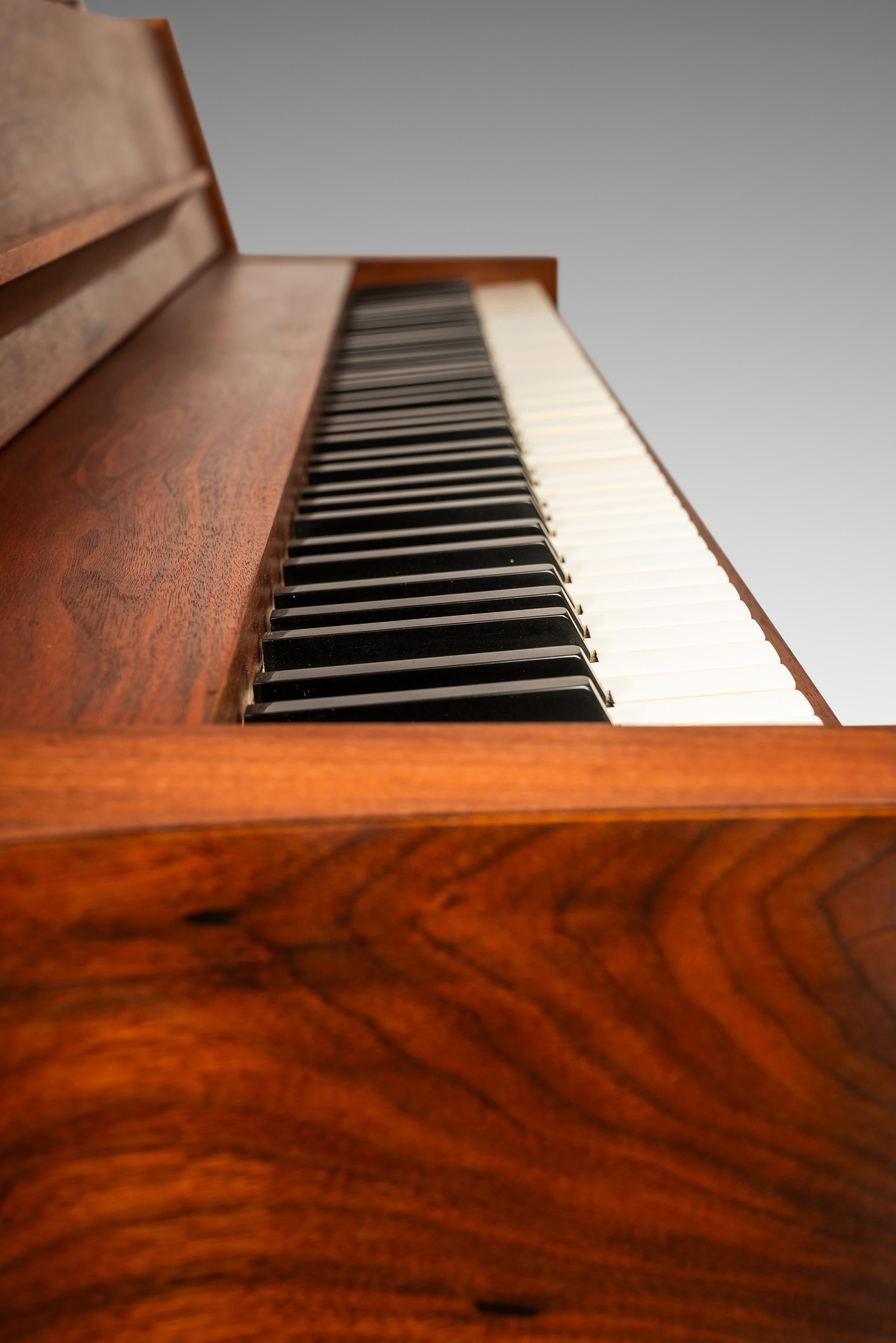 Seltenes Baldwin Acrosonic Spinet Klavierklavier aus Nussbaum, Messing und Schilfrohr,  USA, ca. 1960er Jahre im Angebot 12