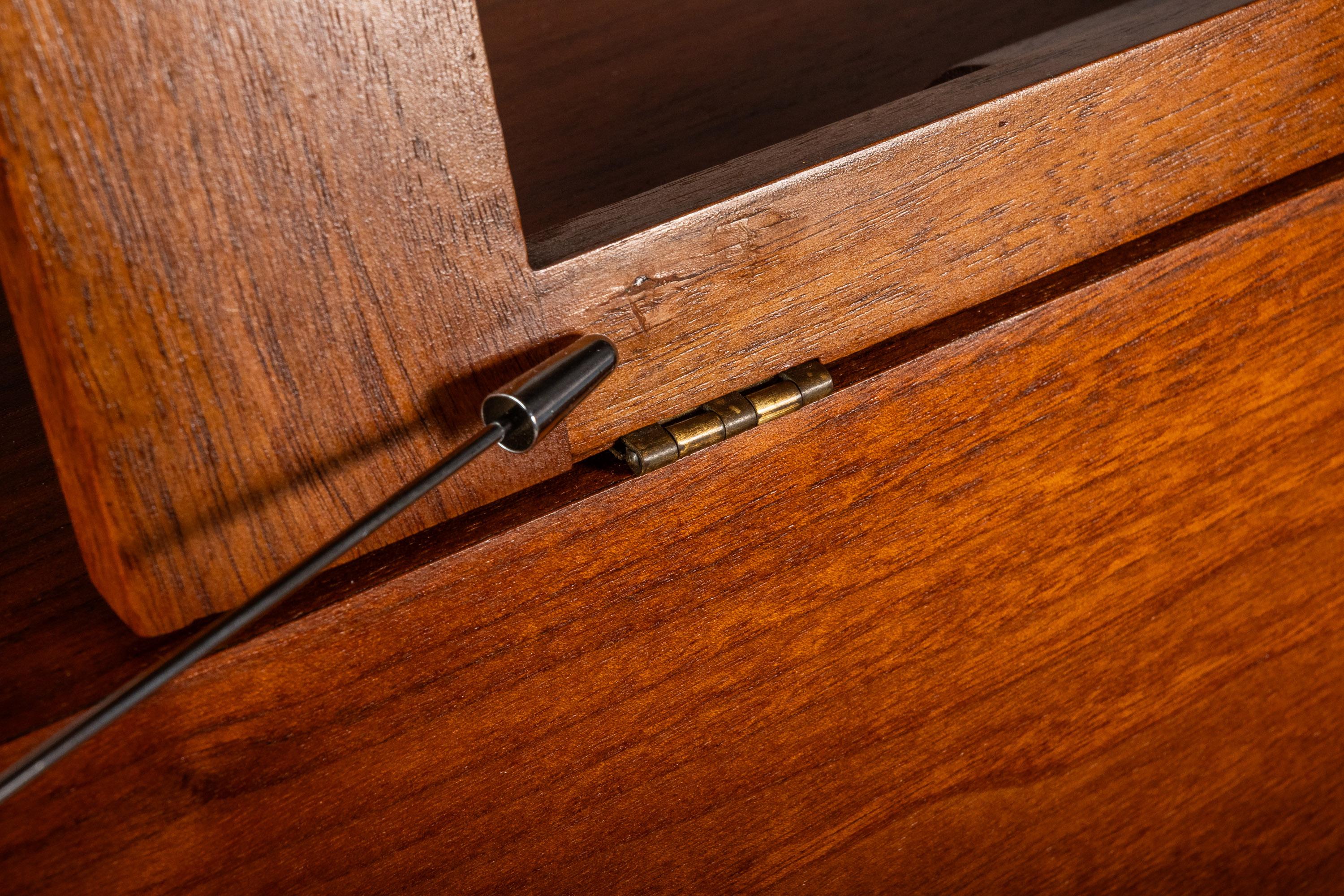 Rare Baldwin Acrosonic Spinet Piano in Walnut, Brass & Cane, USA, c. 1960s en vente 8