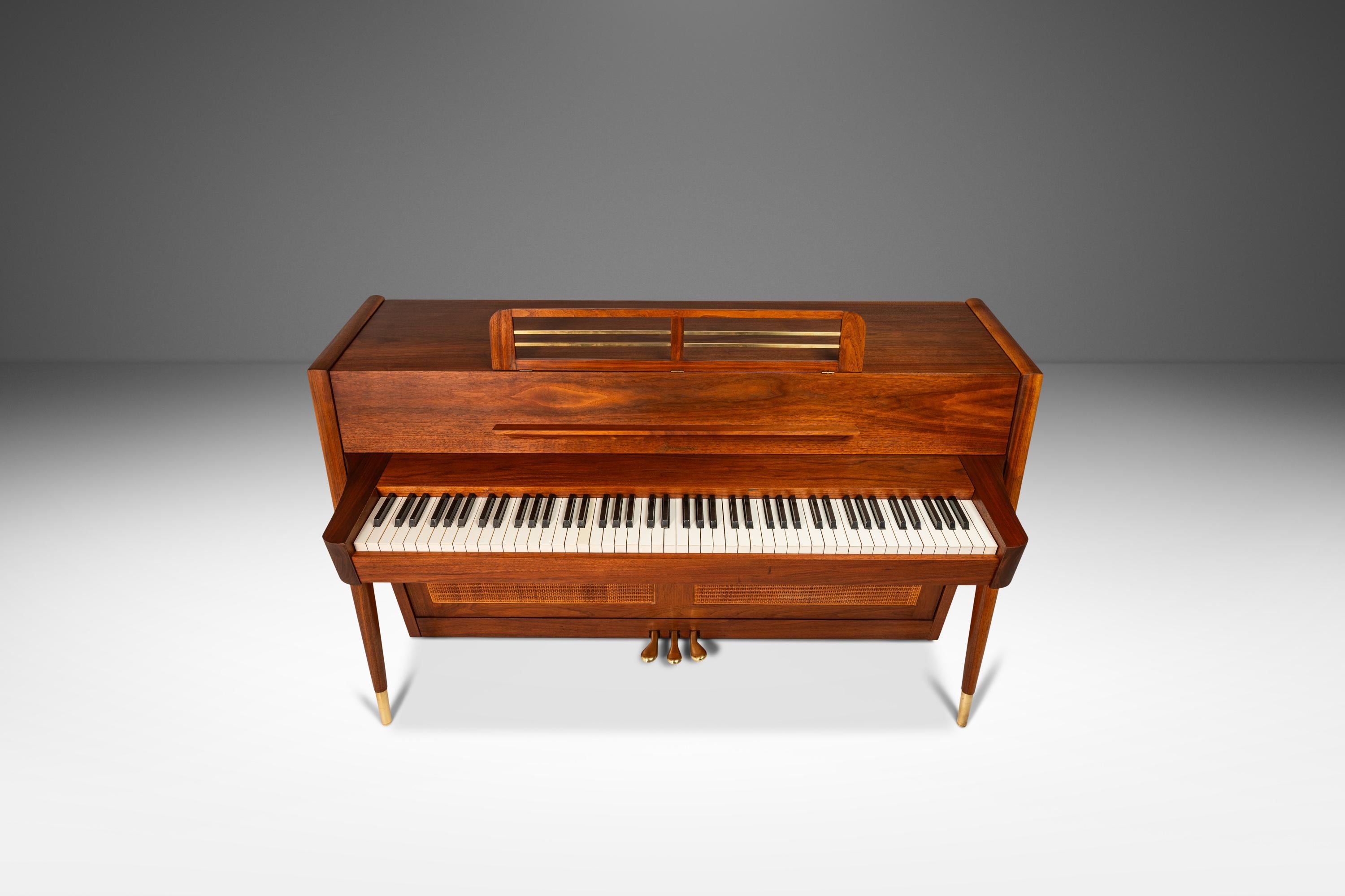 Seltenes Baldwin Acrosonic Spinet Klavierklavier aus Nussbaum, Messing und Schilfrohr,  USA, ca. 1960er Jahre (Moderne der Mitte des Jahrhunderts) im Angebot
