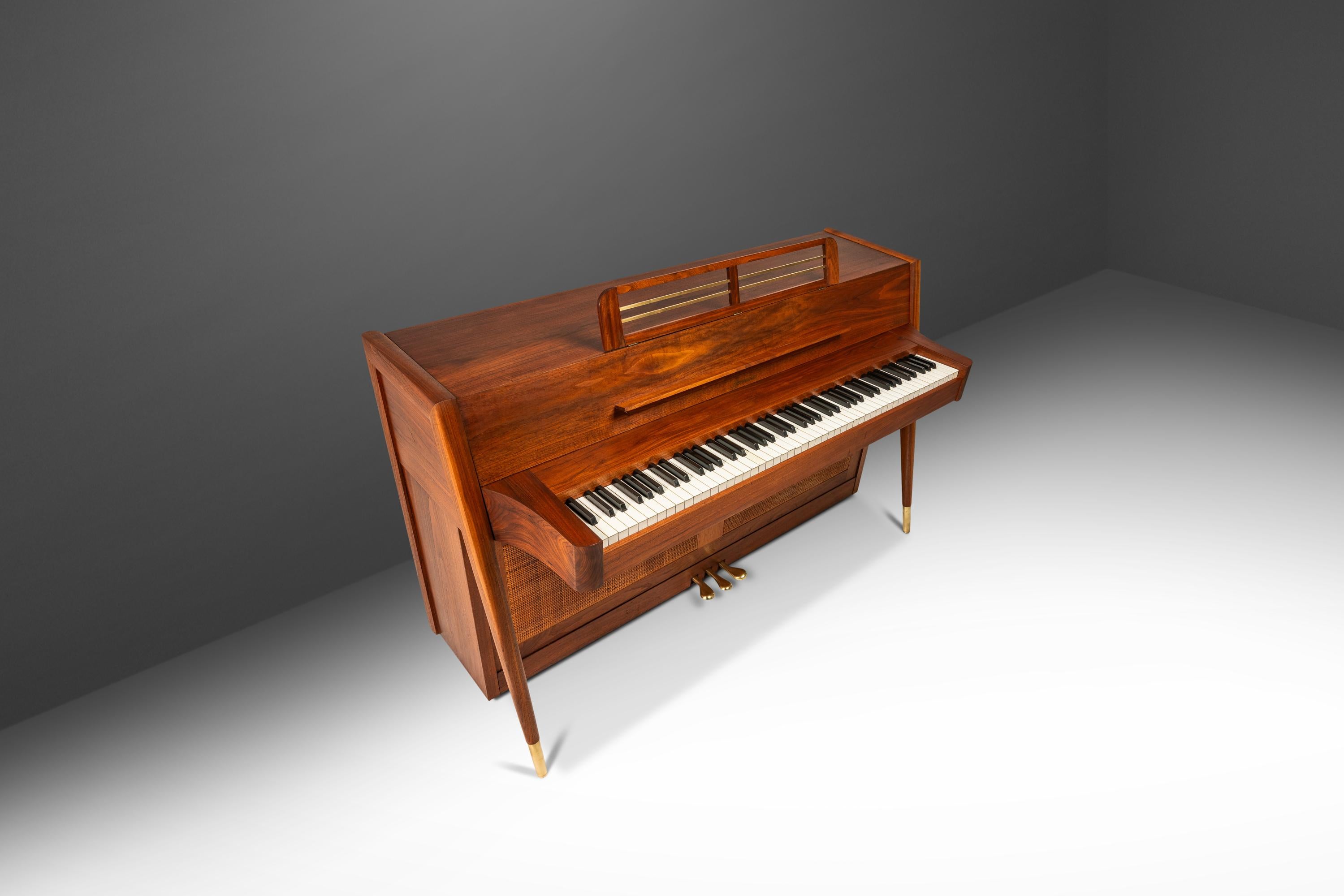 Seltenes Baldwin Acrosonic Spinet Klavierklavier aus Nussbaum, Messing und Schilfrohr,  USA, ca. 1960er Jahre (amerikanisch) im Angebot
