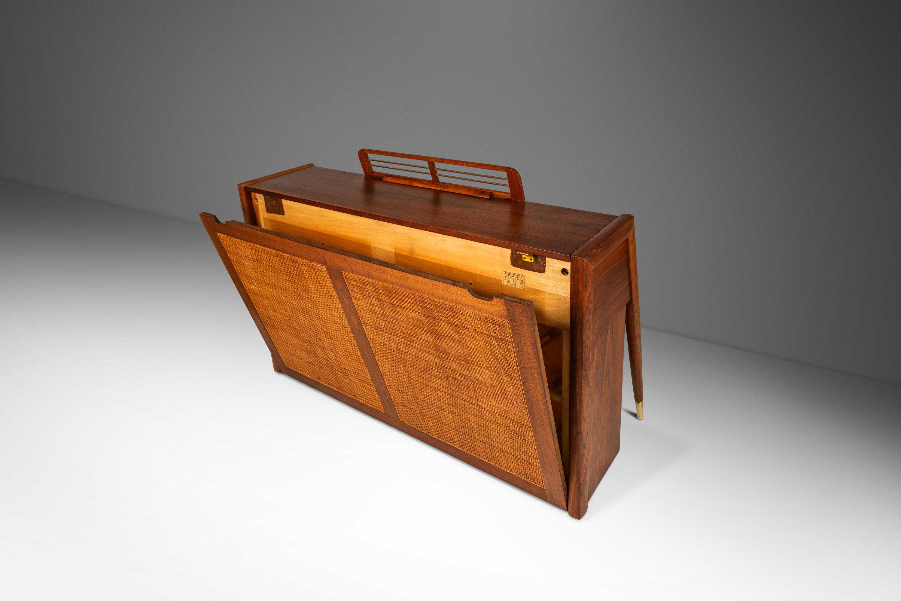 Seltenes Baldwin Acrosonic Spinet Klavierklavier aus Nussbaum, Messing und Schilfrohr,  USA, ca. 1960er Jahre im Zustand „Gut“ im Angebot in Deland, FL