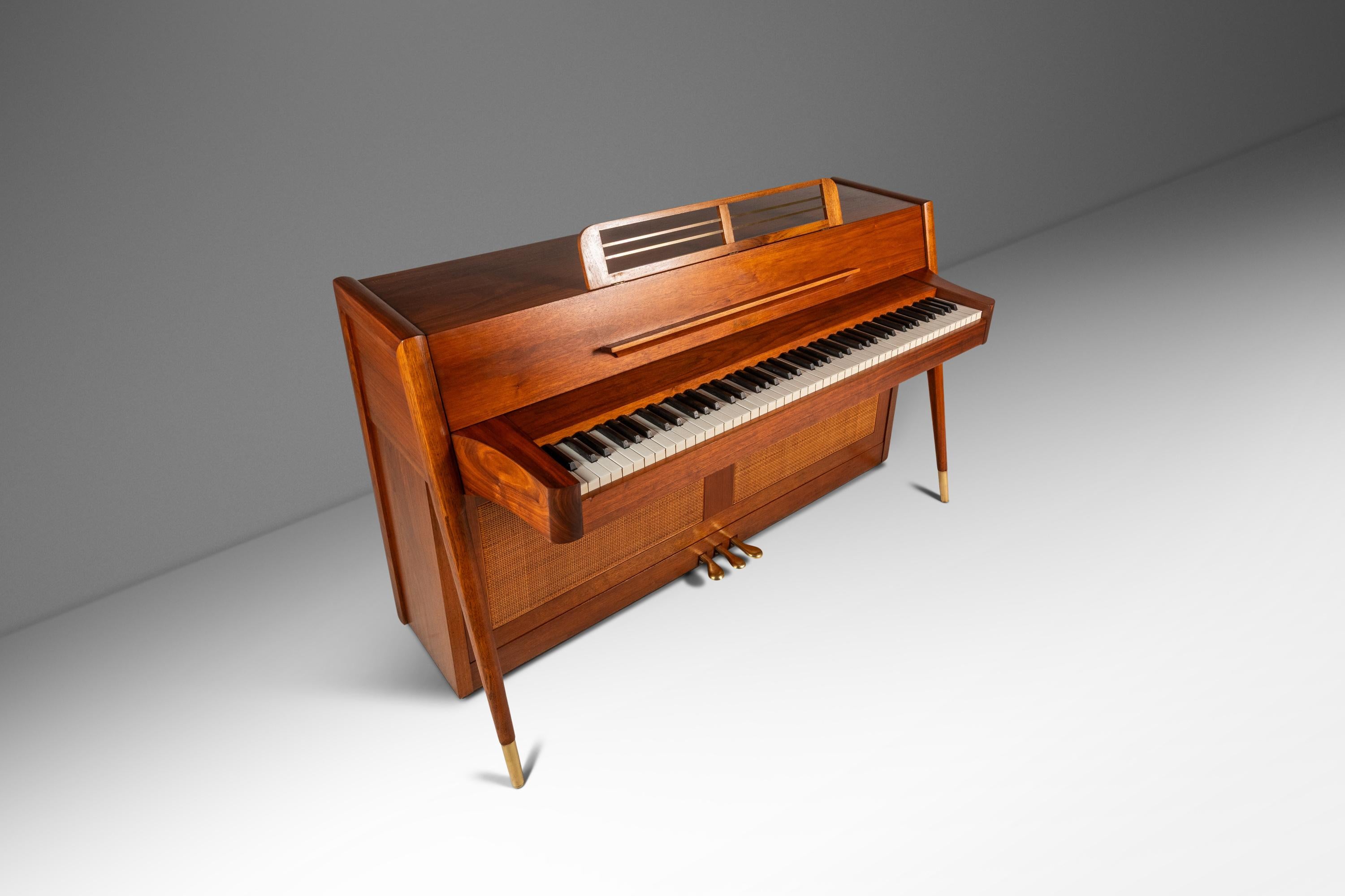 Rare Baldwin Acrosonic Spinet Piano in Walnut, Brass & Cane, USA, c. 1960s Bon état - En vente à Deland, FL