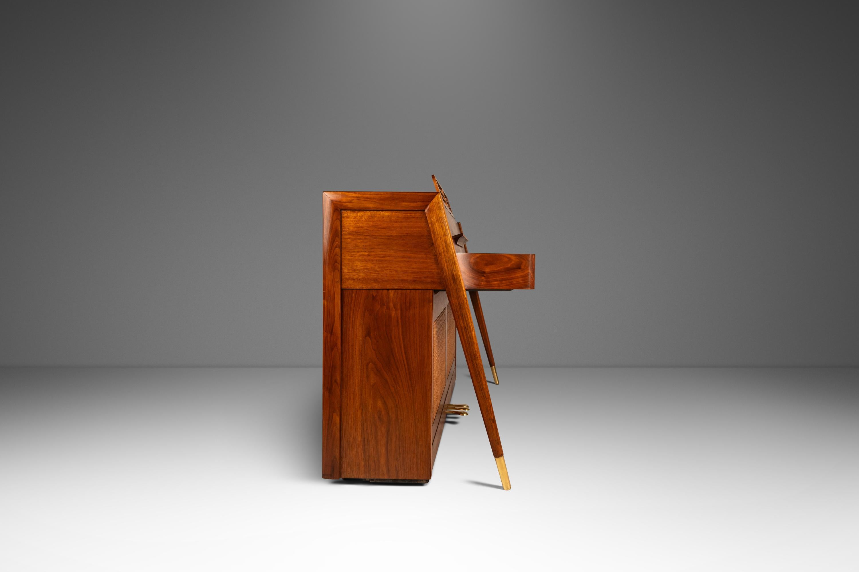 Milieu du XXe siècle Rare Baldwin Acrosonic Spinet Piano in Walnut, Brass & Cane, USA, c. 1960s en vente