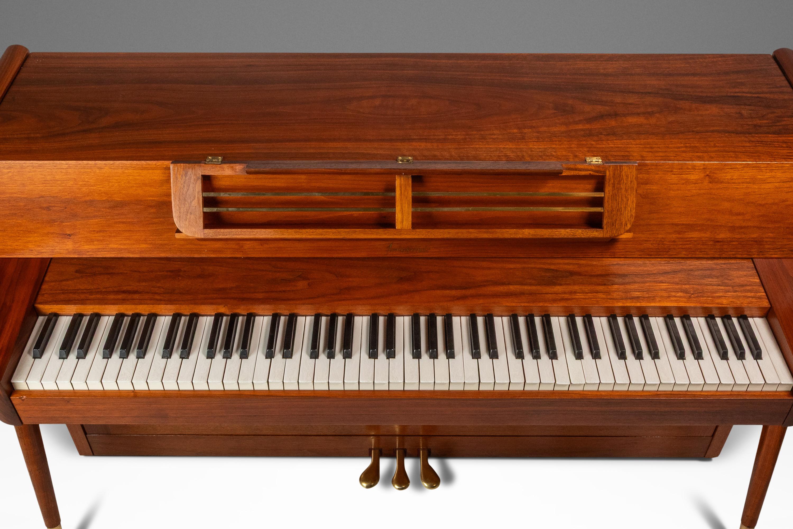 Rare Baldwin Acrosonic Spinet Piano in Walnut, Brass & Cane, USA, c. 1960s en vente 2