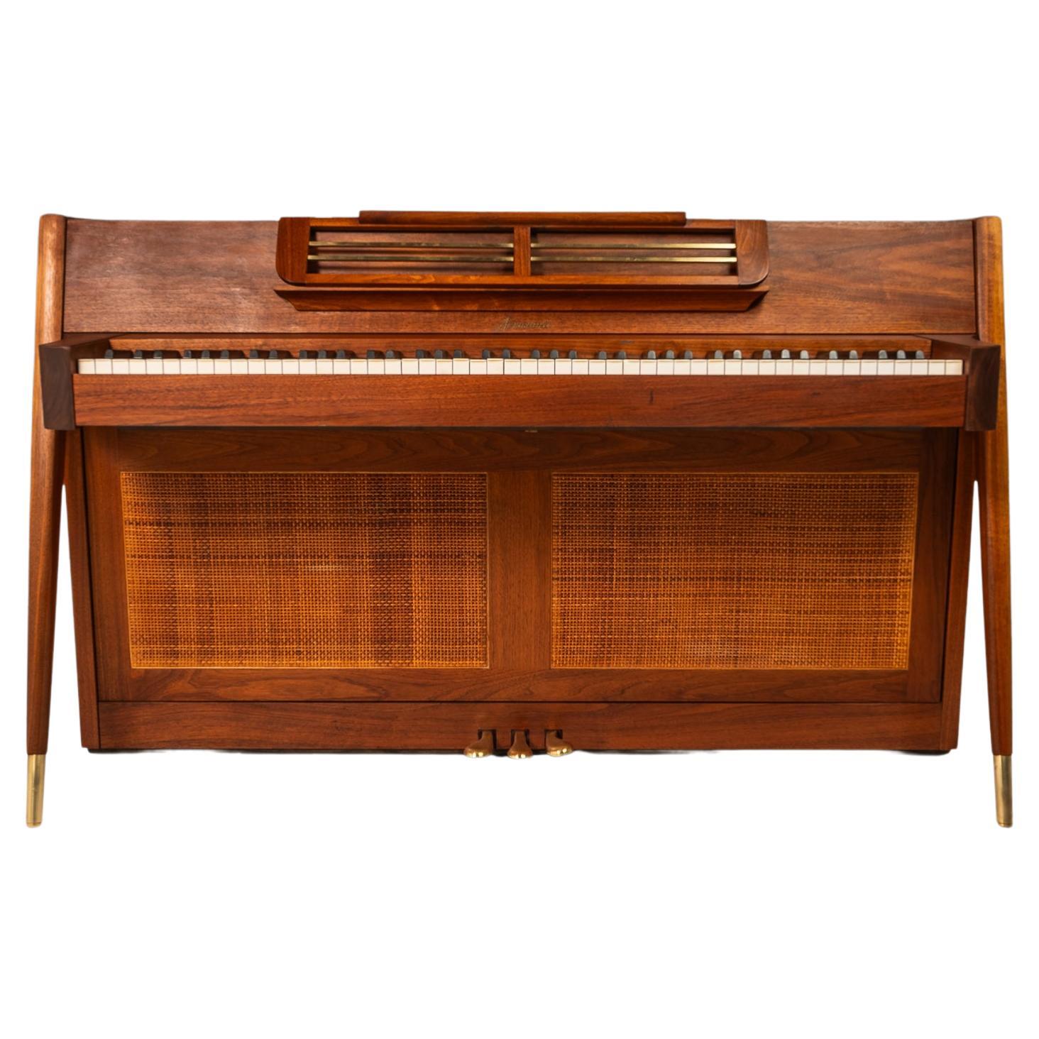 Wir präsentieren ein atemberaubendes Mid-Century Modern Acrosonic Spinett Piano von Baldwin aus den späten 1960er Jahren. Sein modernes, dänisches Design mit konisch zulaufenden Beinen und das Gehäuse aus massivem Walnussholz machen es ebenso zu