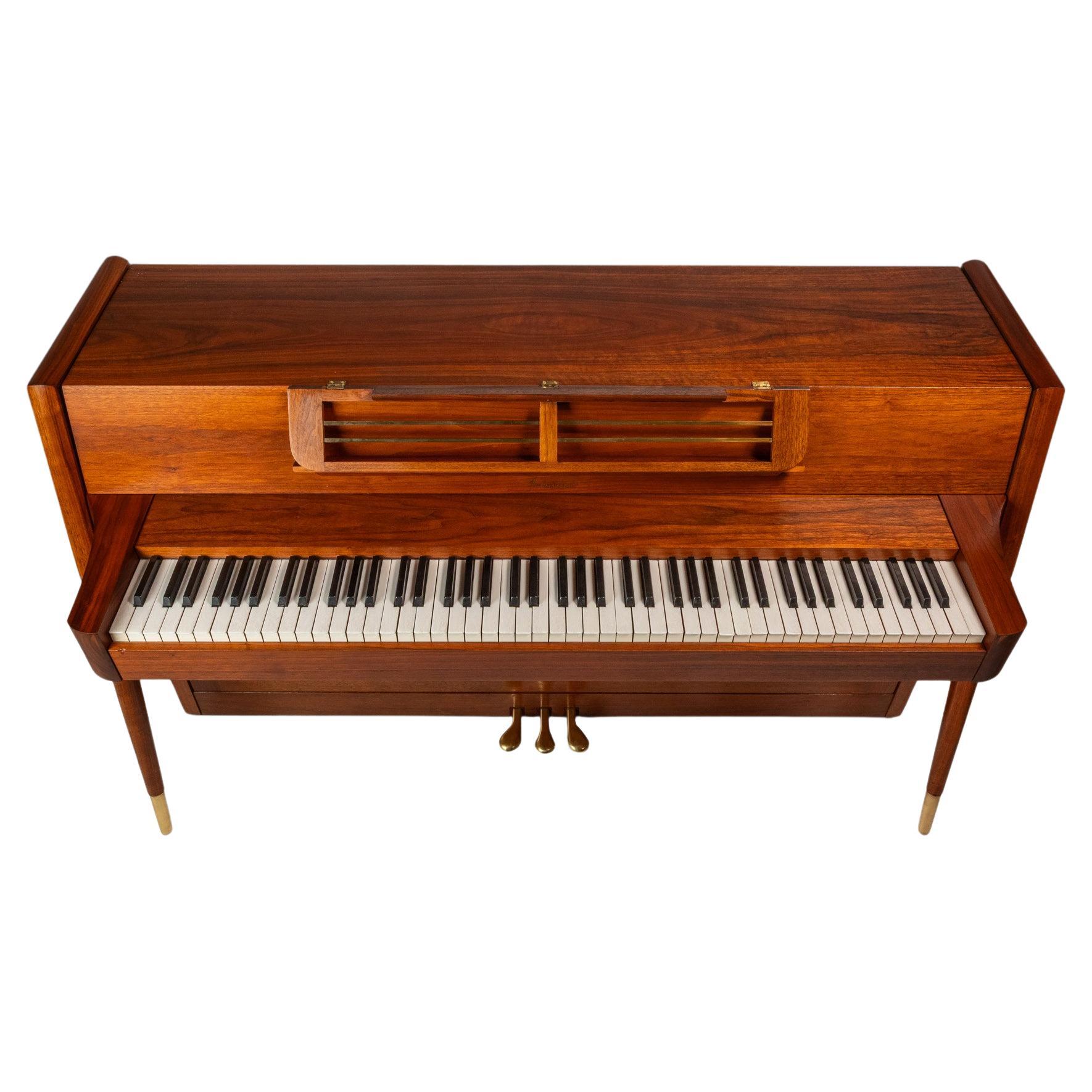Voici un magnifique piano à queue Acrosonic de style moderne du milieu du siècle, fabriqué par Baldwin à la fin des années 1960. Le design moderne danois des pieds effilés et le meuble en noyer massif en font autant une œuvre d'art qu'un instrument