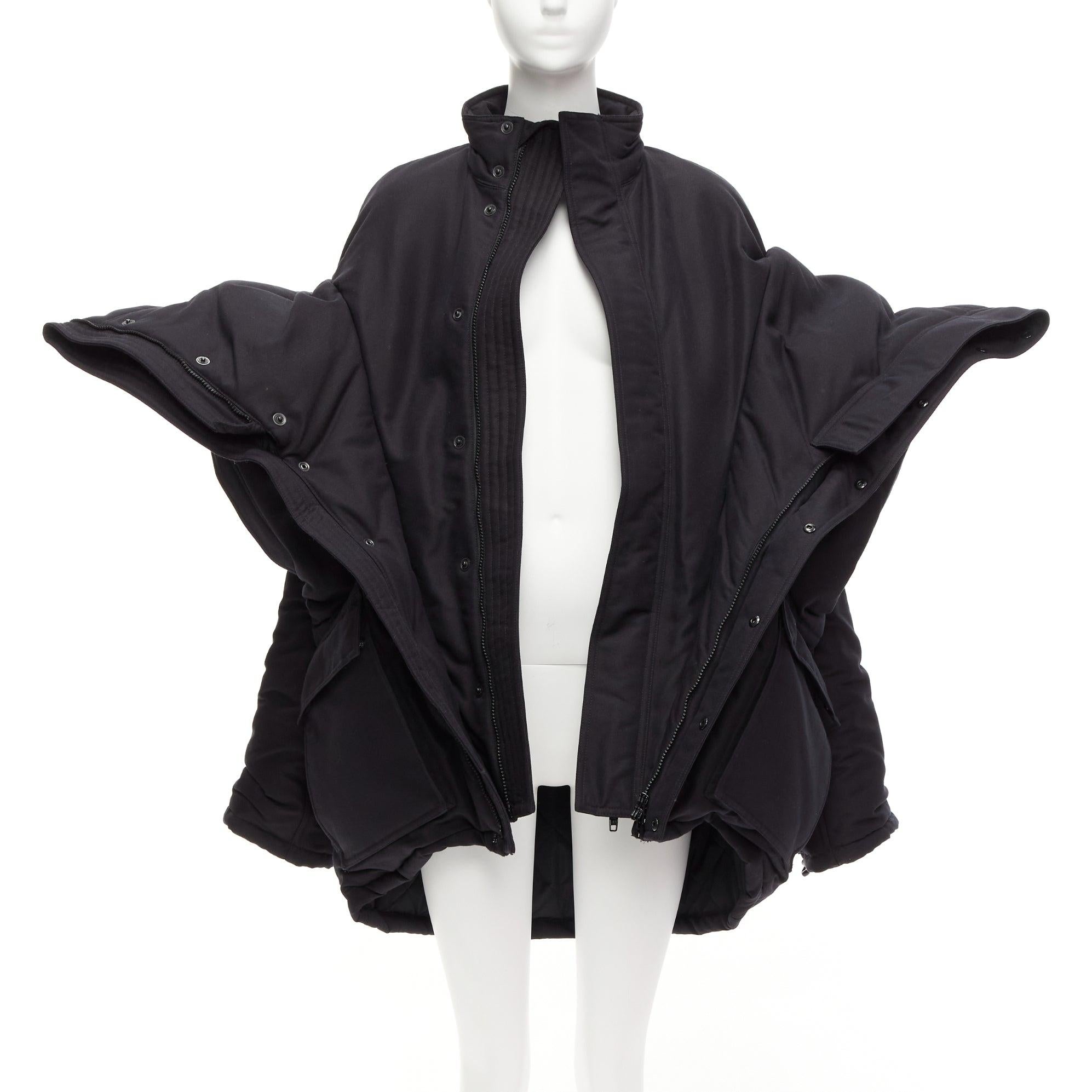 rare BALENCIAGA Demna 2021 Runway CB Parka black deconstructed ski jacket FR34 XS
Reference: TGAS/E00016
Brand: Balenciaga
Designer: Demna
Model: CB Parka 681495
Collection: 2021
Material: Polyamide, Blend
Color: Black
Pattern: Solid
Closure: