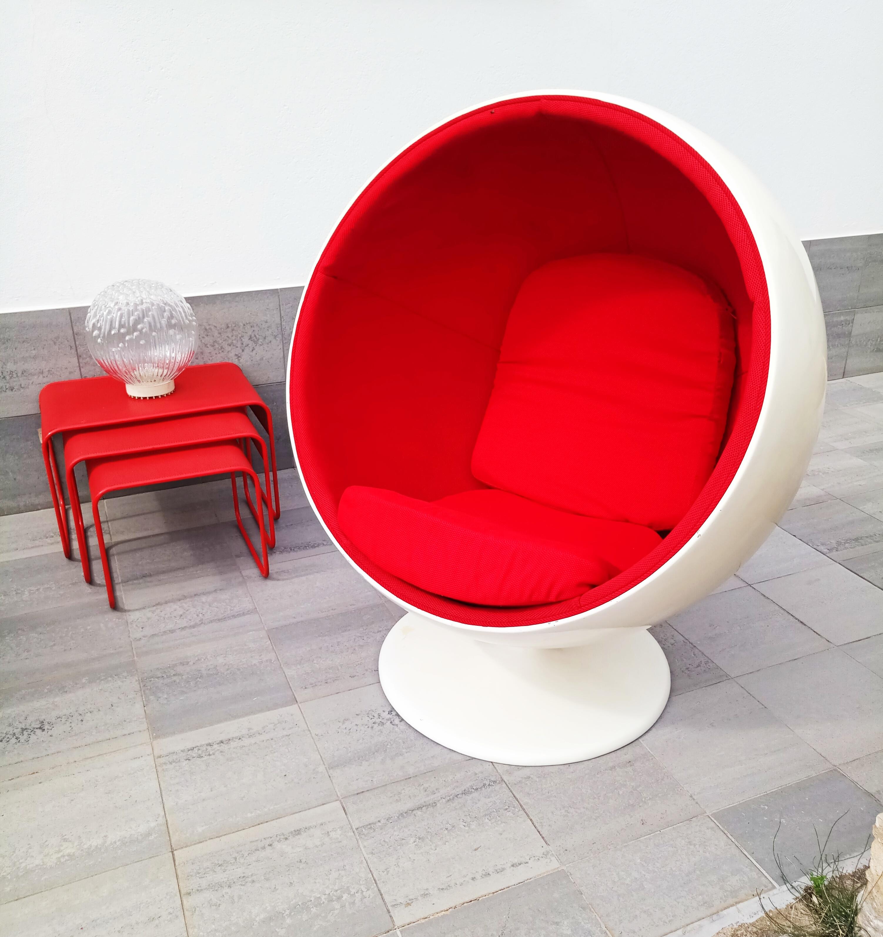 Magnifique et rare fauteuil à boule par Eero Aarnio et fabriqué en Finlande dans les années 1980 . Attribué à Adelta. En très bon état vintage.