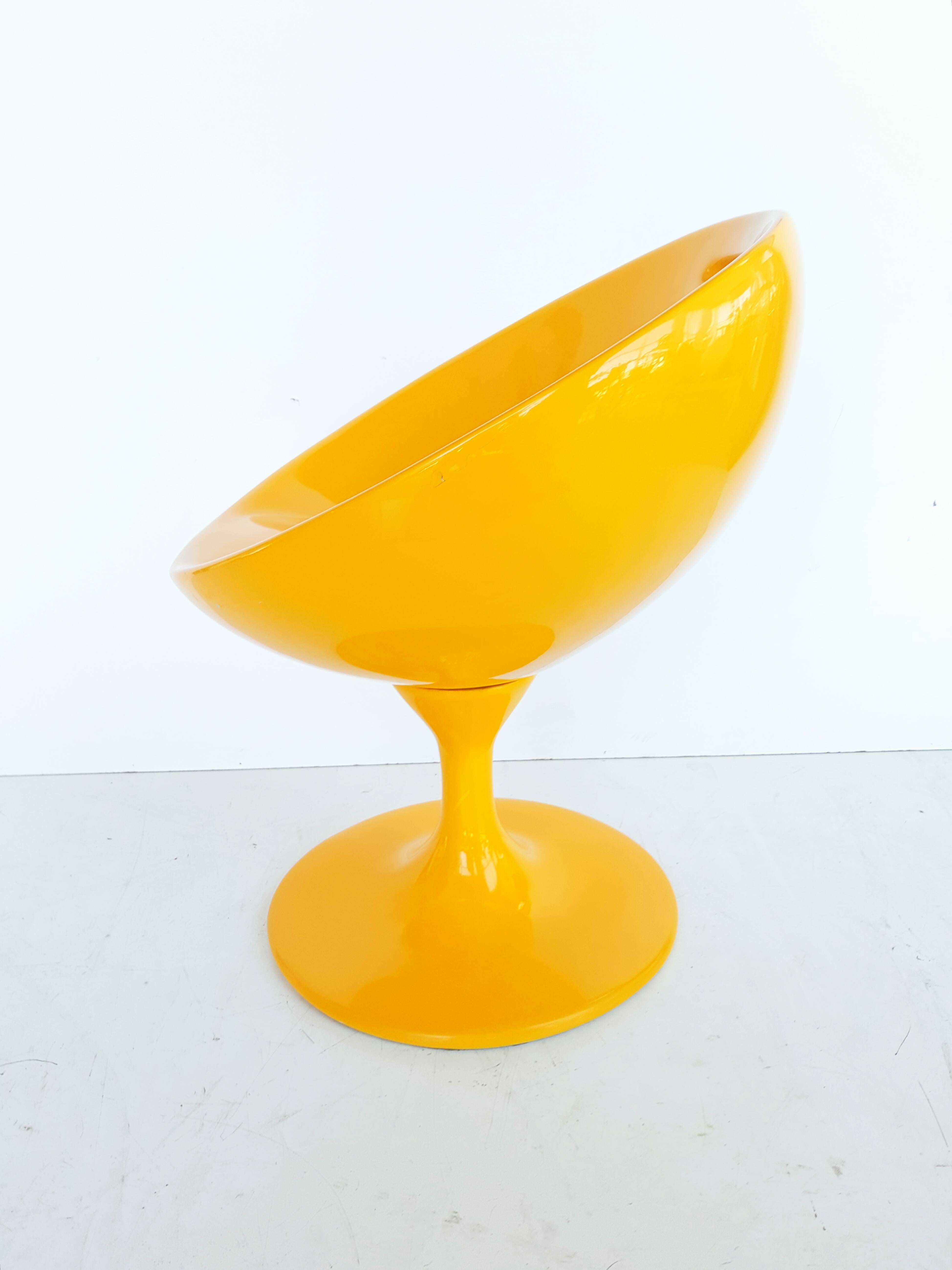 Beautiful and rare 1960s ball Swivel armchair, manufactured in fiberglass in France. Beautiful deep yellow with a very pretty shine. In very good vintage condition.