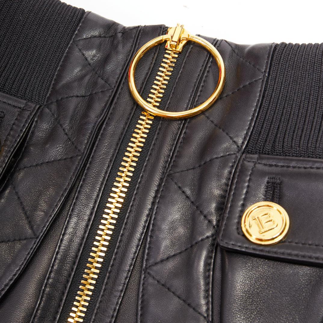 selten BALMAIN schwarzes Lammfell Leder Gold B Logo Knopf Bomber Minirock FR34 XS
Referenz: AAWC/A01451
Marke: Balmain
Designer: Olivier Rousteing
Modell: 2021 AW
MATERIAL: Lammfell Leder
Farbe: Schwarz, Gold
Muster: Solide
Verschluss: