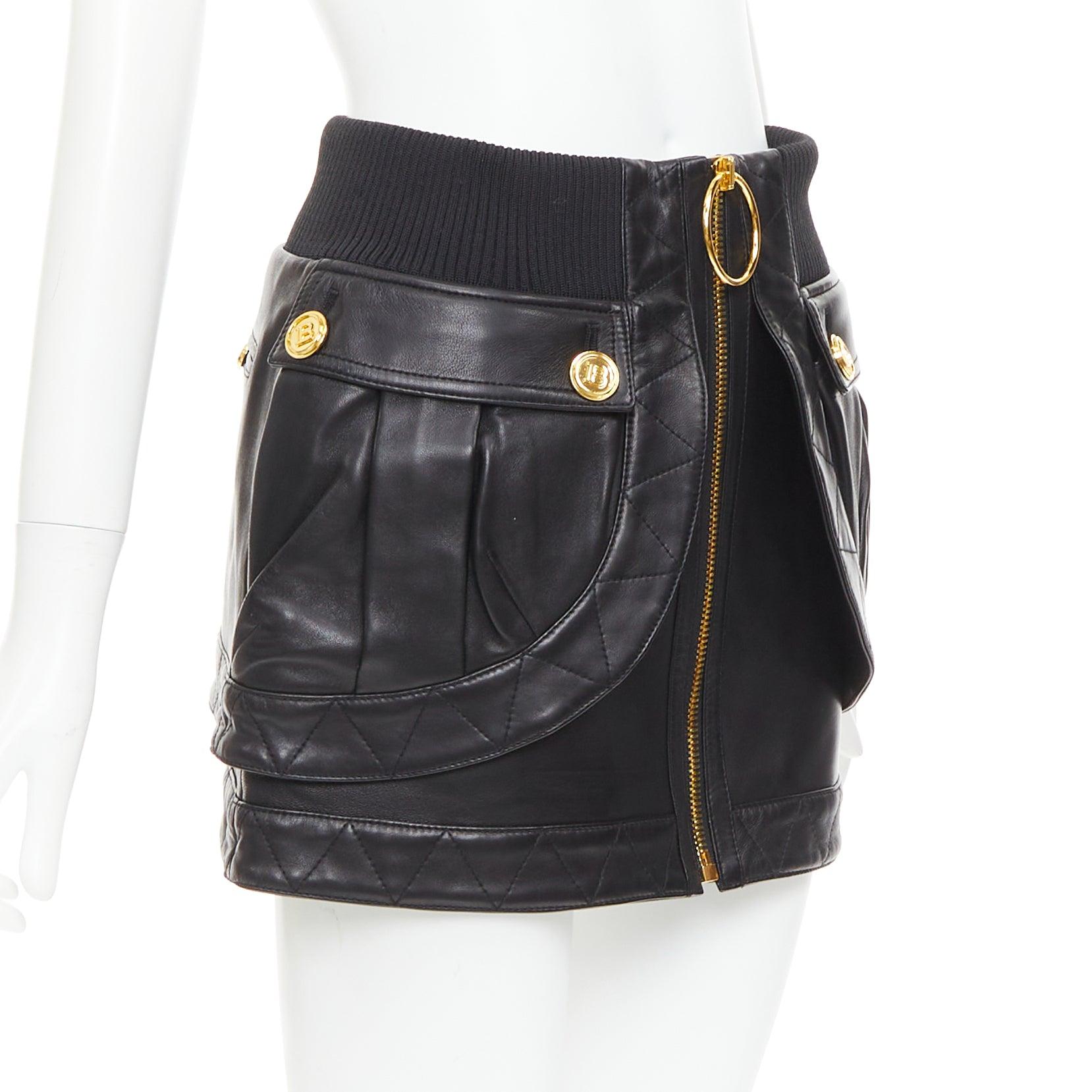 selten BALMAIN schwarzes Lammfell Leder Gold B Logo Knopf Bomber Minirock FR34 XS (Schwarz) im Angebot