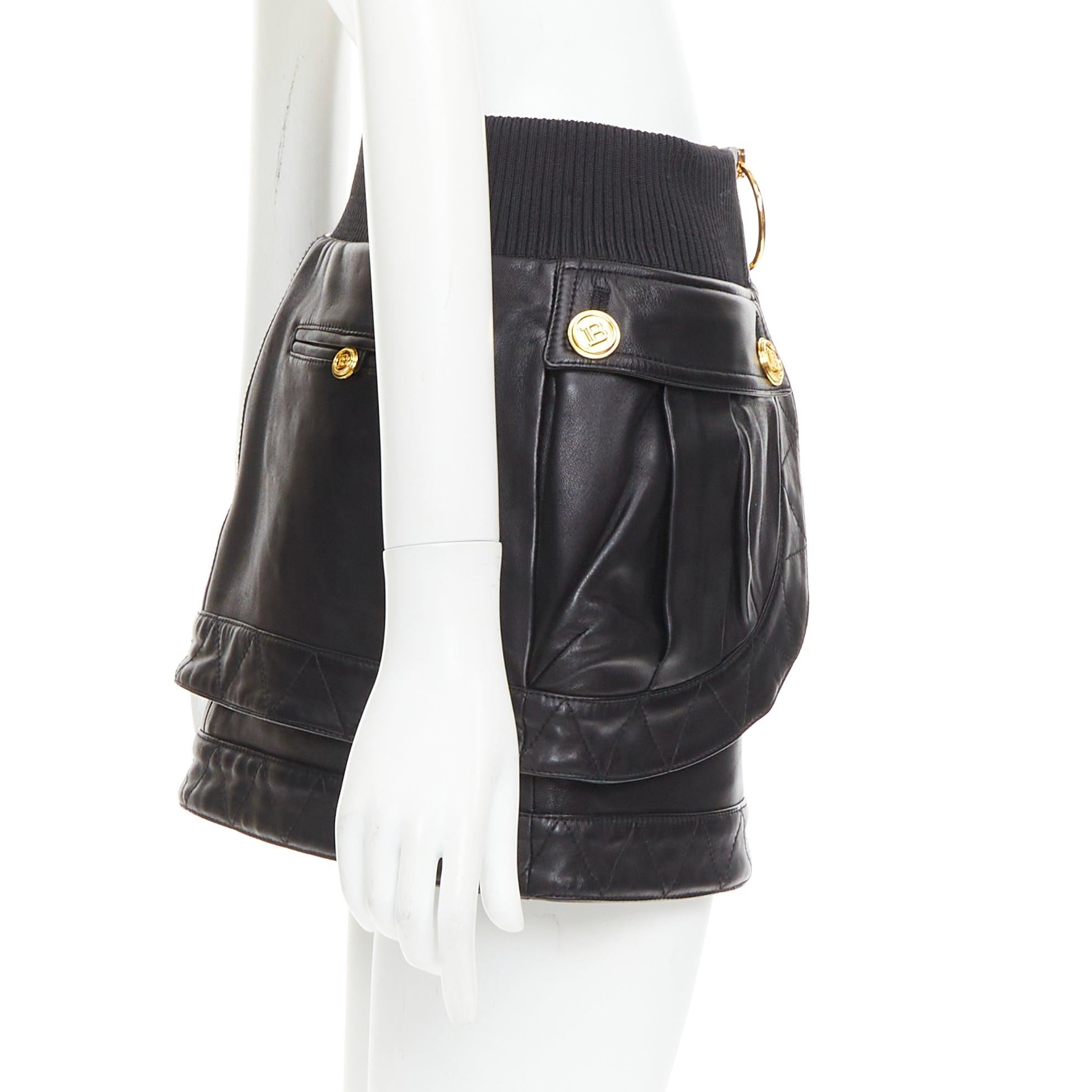 selten BALMAIN schwarzes Lammfell Leder Gold B Logo Knopf Bomber Minirock FR34 XS im Zustand „Gut“ im Angebot in Hong Kong, NT