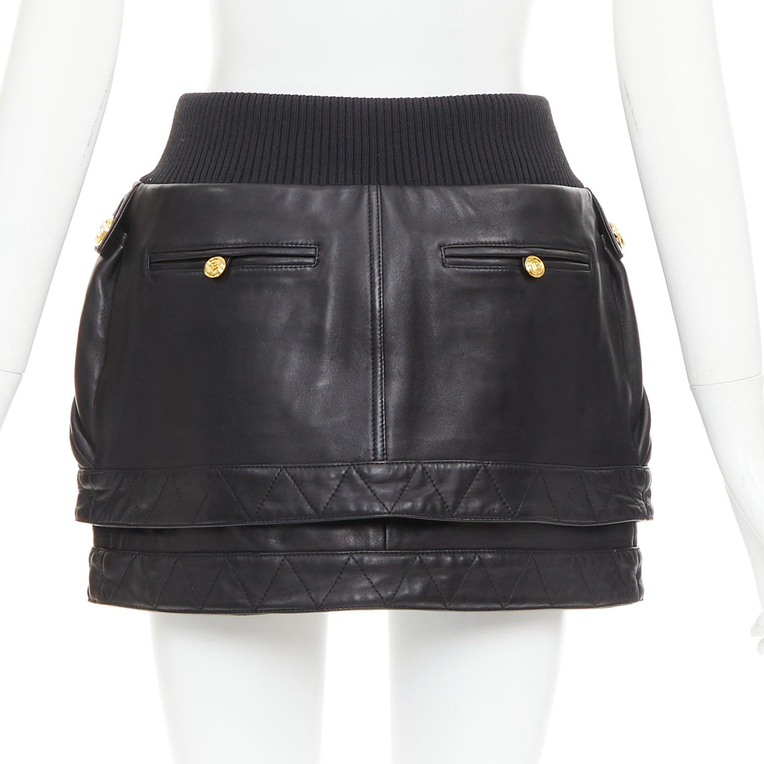 selten BALMAIN schwarzes Lammfell Leder Gold B Logo Knopf Bomber Minirock FR34 XS Damen im Angebot
