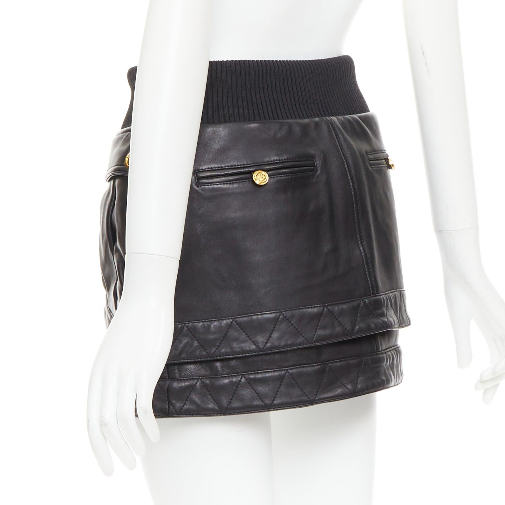 selten BALMAIN schwarzes Lammfell Leder Gold B Logo Knopf Bomber Minirock FR34 XS im Angebot 1