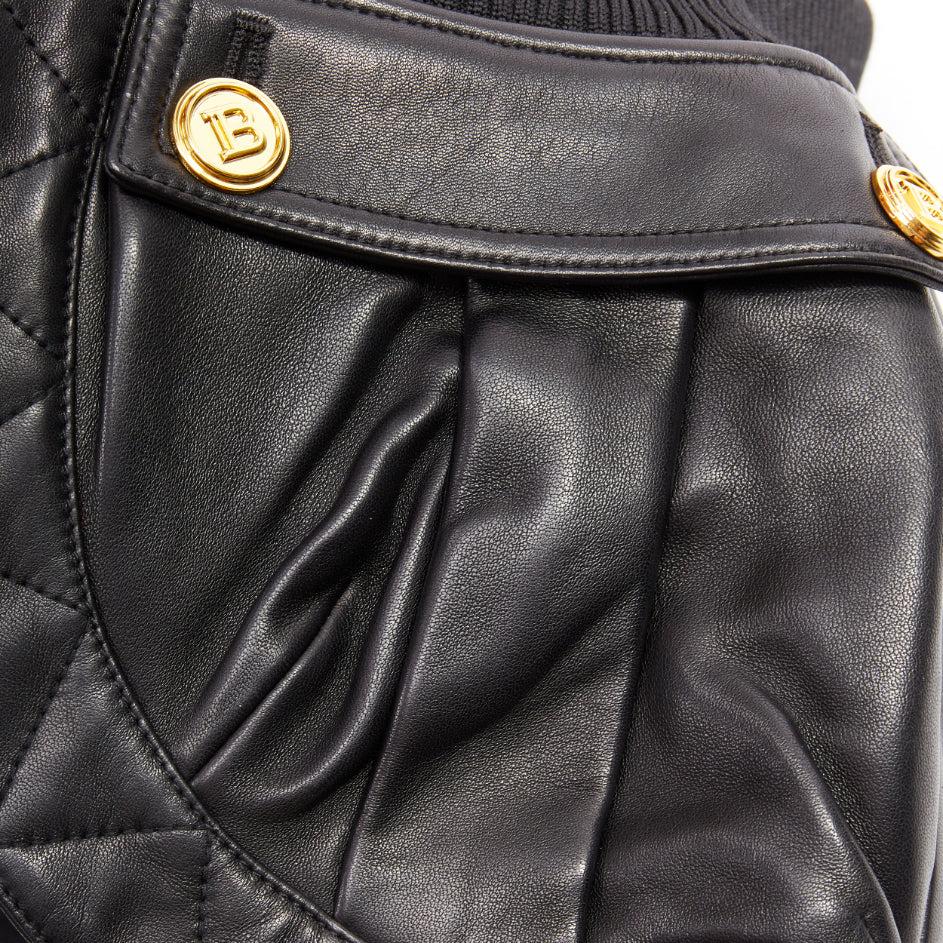 selten BALMAIN schwarzes Lammfell Leder Gold B Logo Knopf Bomber Minirock FR34 XS im Angebot 2