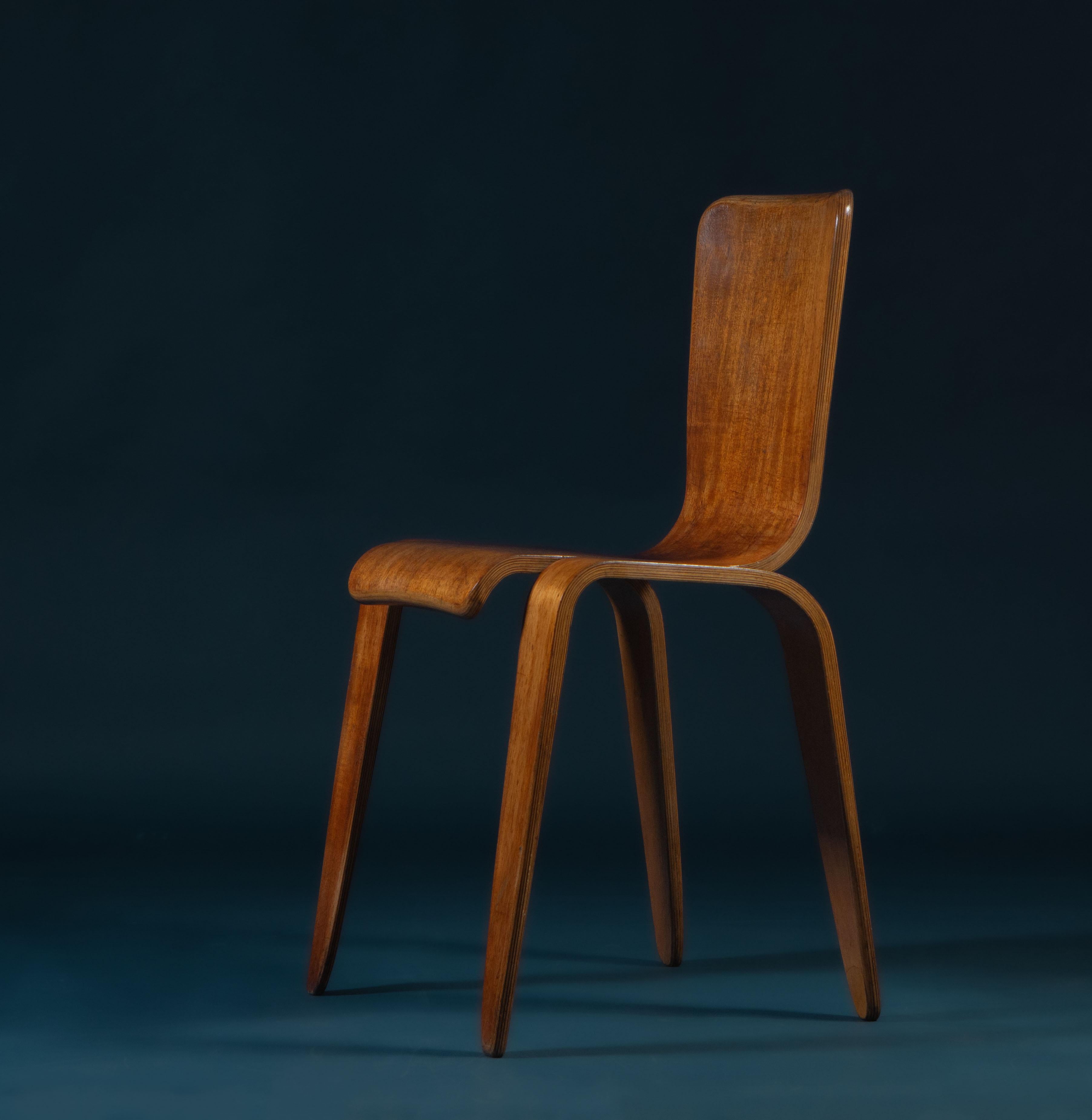 Seltener Bambi Stuhl aus bentply, entworfen von Han Pieck (1924 - 2010) für Morris & Co in Glasgow. Ca. 1946.

Dieser schöne Stuhl wurde in einer sehr begrenzten Auflage von nur 200 Stück hergestellt. Hergestellt aus Sperrholzschichten, die zu einem