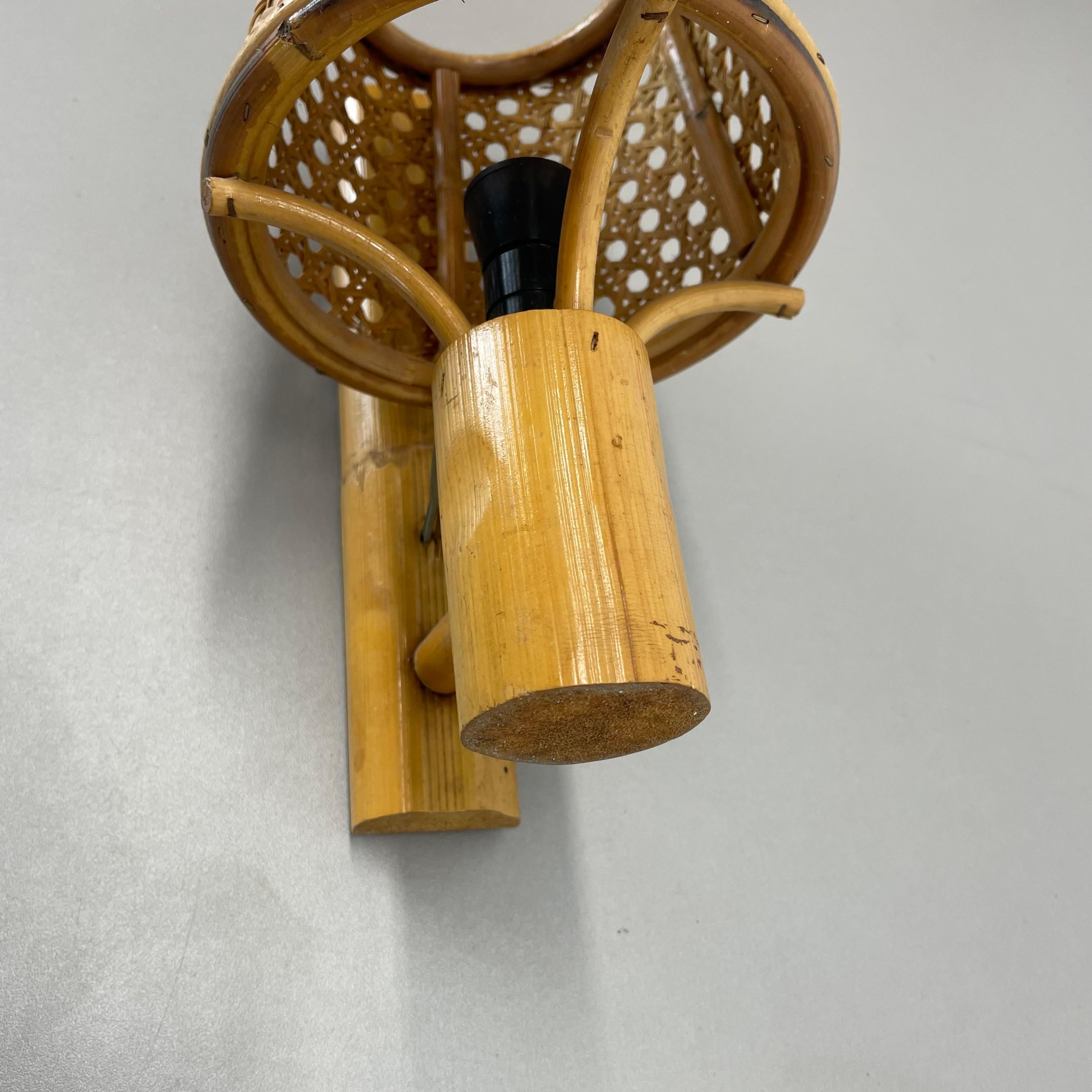 Raro aplique de bambú, mimbre y ratán de estilo Louis Sognot, Francia, años 50 en venta 5
