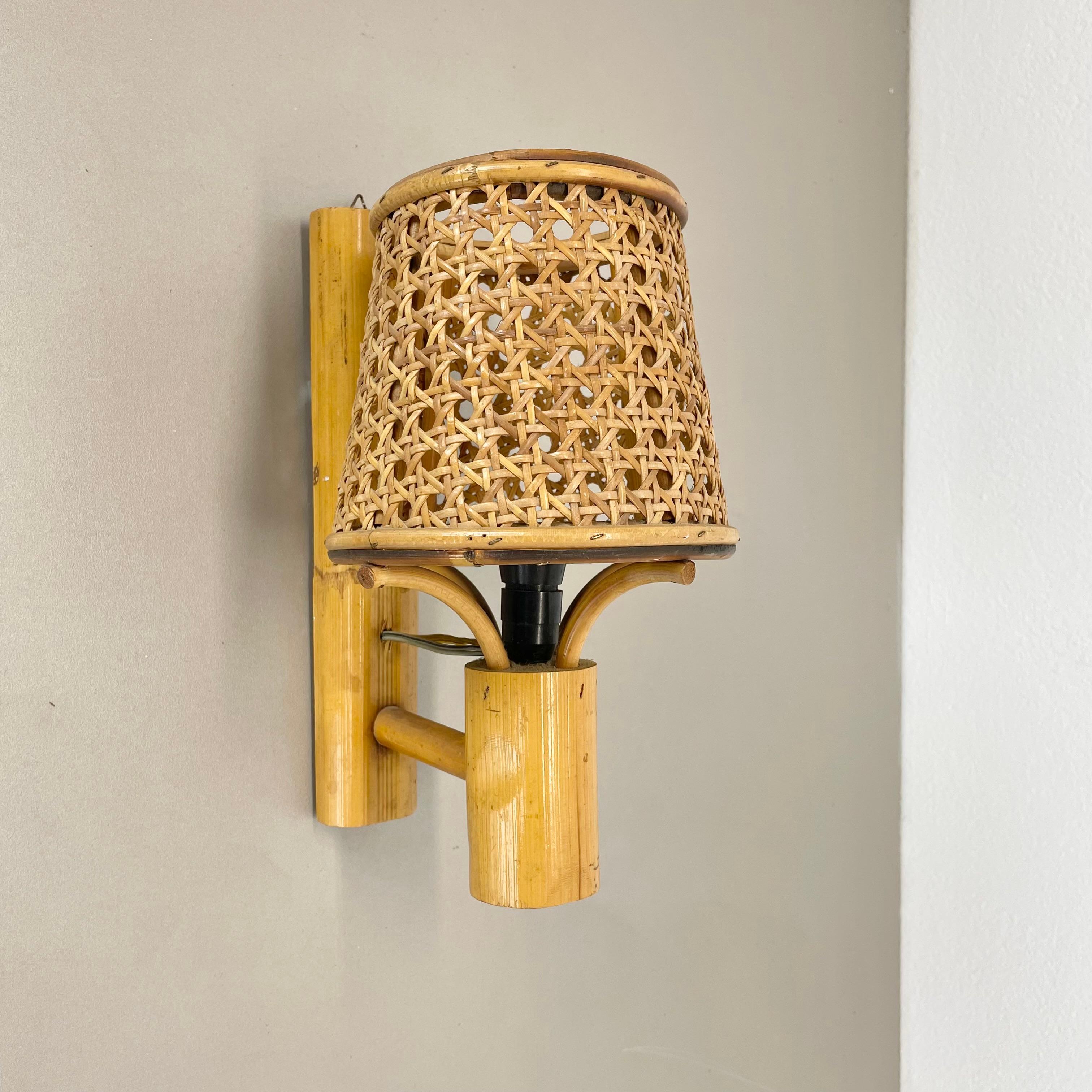Raro aplique de bambú, mimbre y ratán de estilo Louis Sognot, Francia, años 50 en venta 6