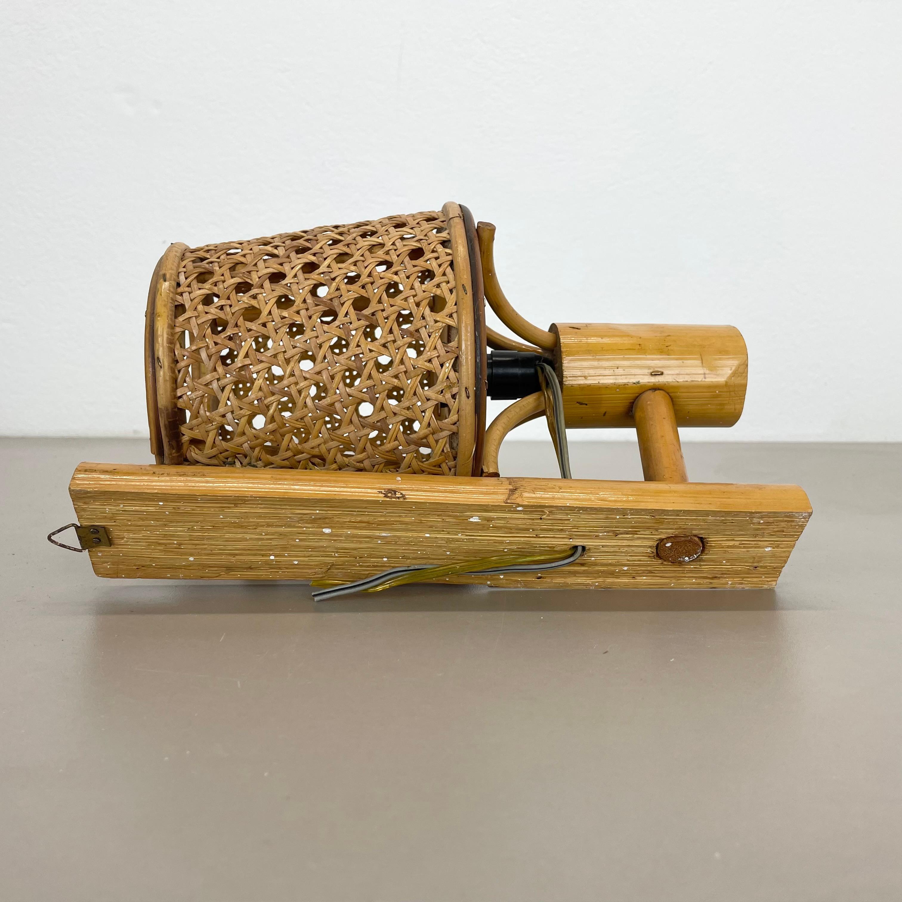 Raro aplique de bambú, mimbre y ratán de estilo Louis Sognot, Francia, años 50 en venta 7