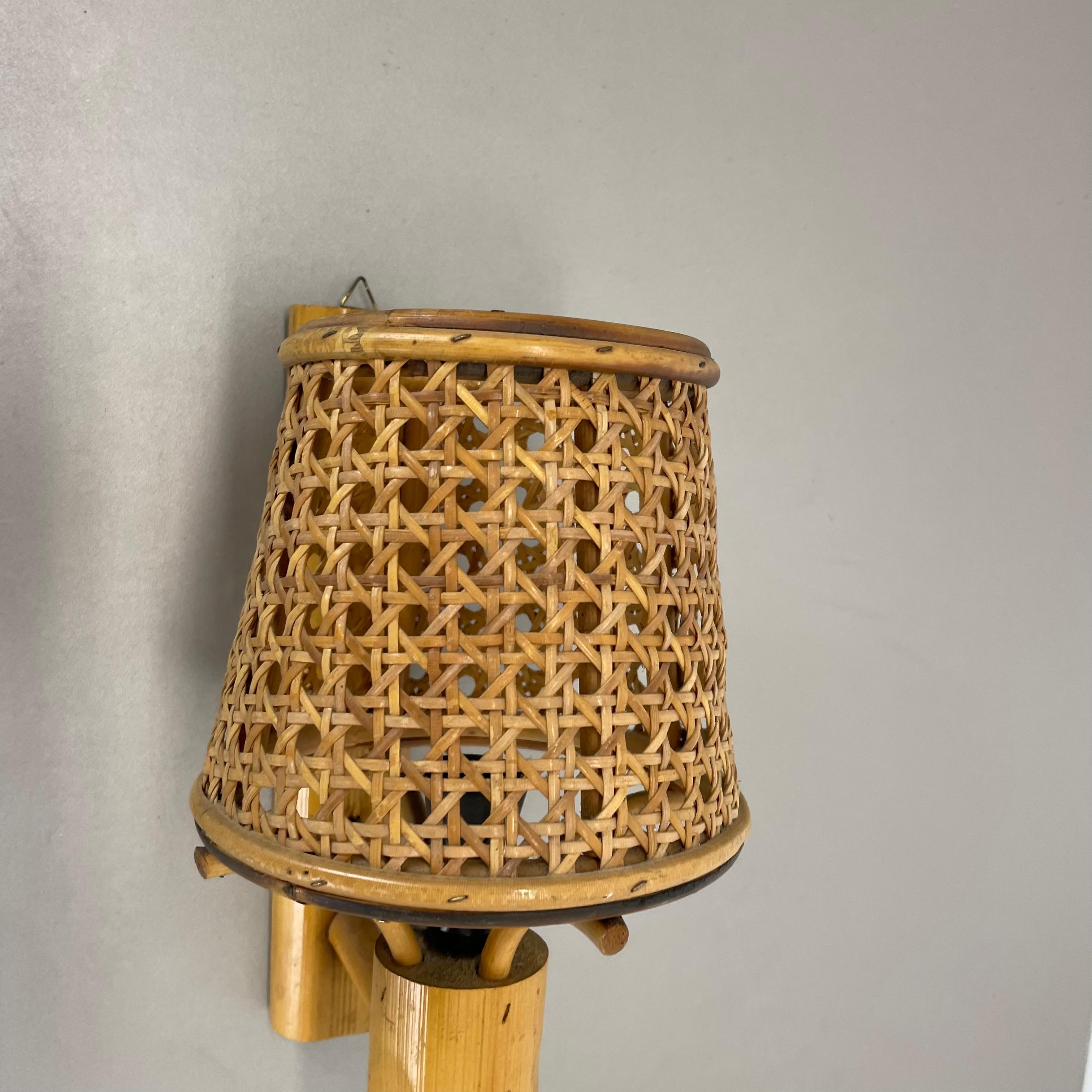Raro aplique de bambú, mimbre y ratán de estilo Louis Sognot, Francia, años 50 en Bueno estado para la venta en Kirchlengern, DE