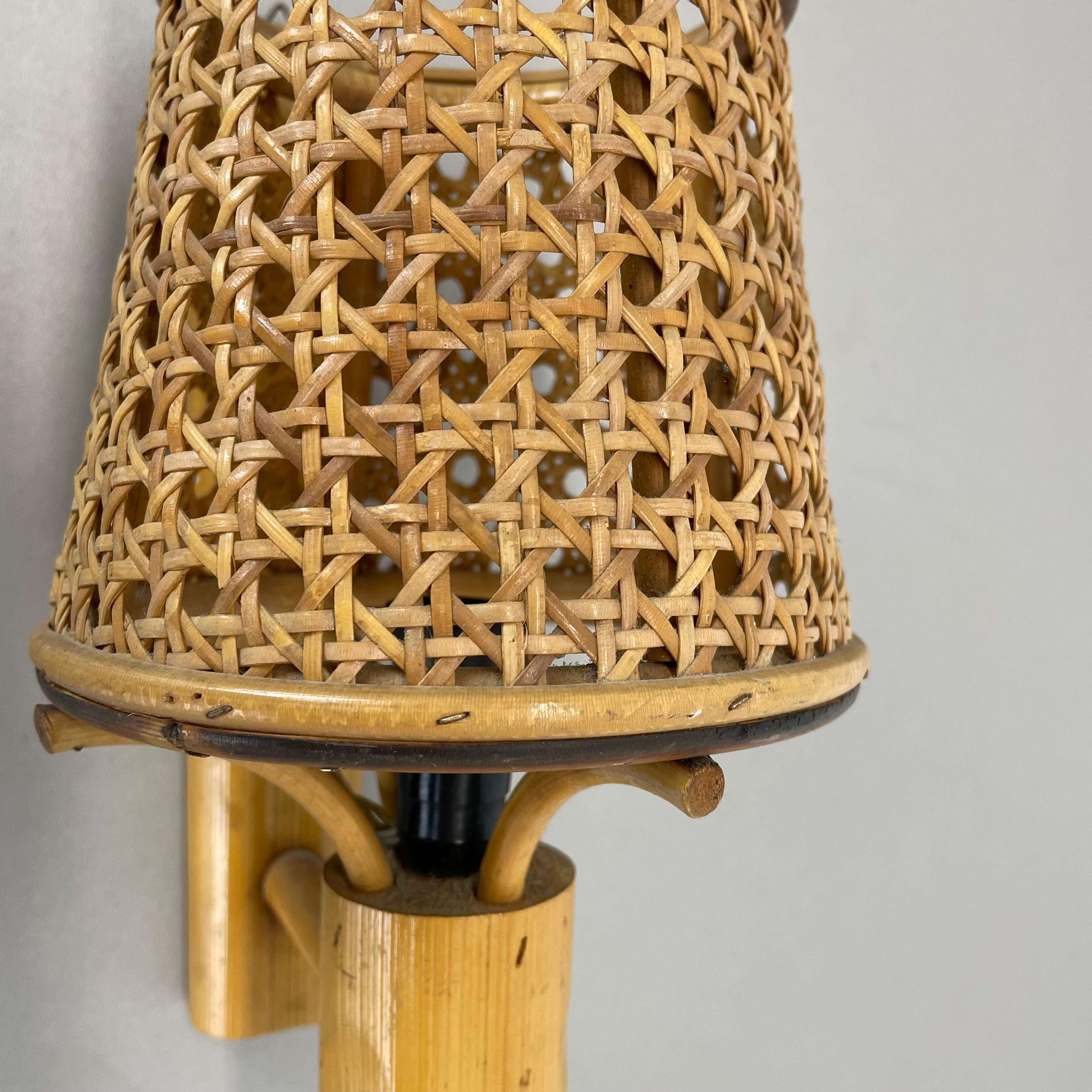 Raro aplique de bambú, mimbre y ratán de estilo Louis Sognot, Francia, años 50 en venta 1