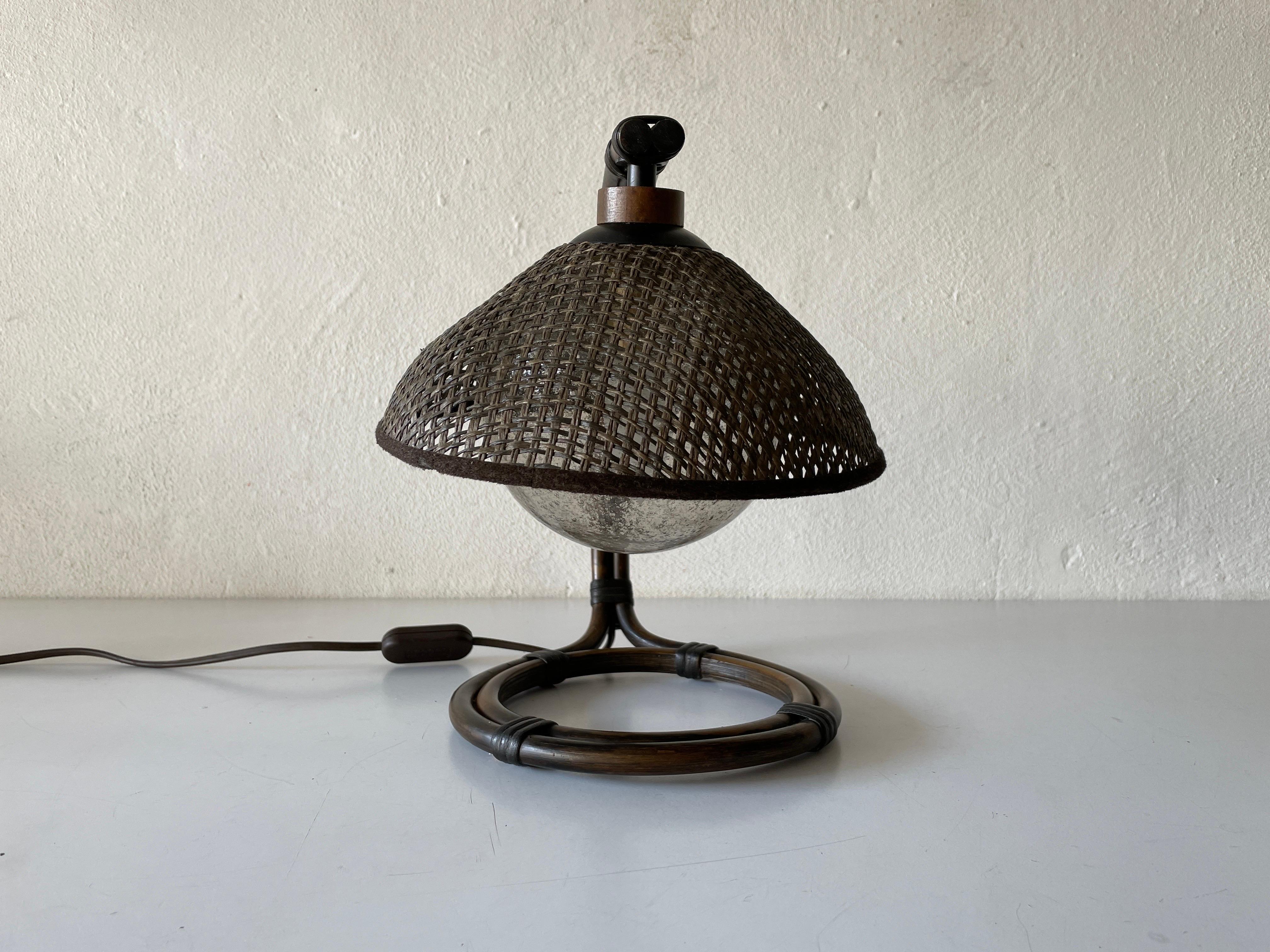 Seltene Nachttischlampe aus Bambus und Weidengeflecht mit Luftblasenglas von Temde, 1960er Jahre, Schweiz

Der Lampenschirm ist in gutem Zustand und sehr sauber. 
Diese Lampe funktioniert mit E27 Glühbirne
Verkabelt und geeignet für 220V und 110V