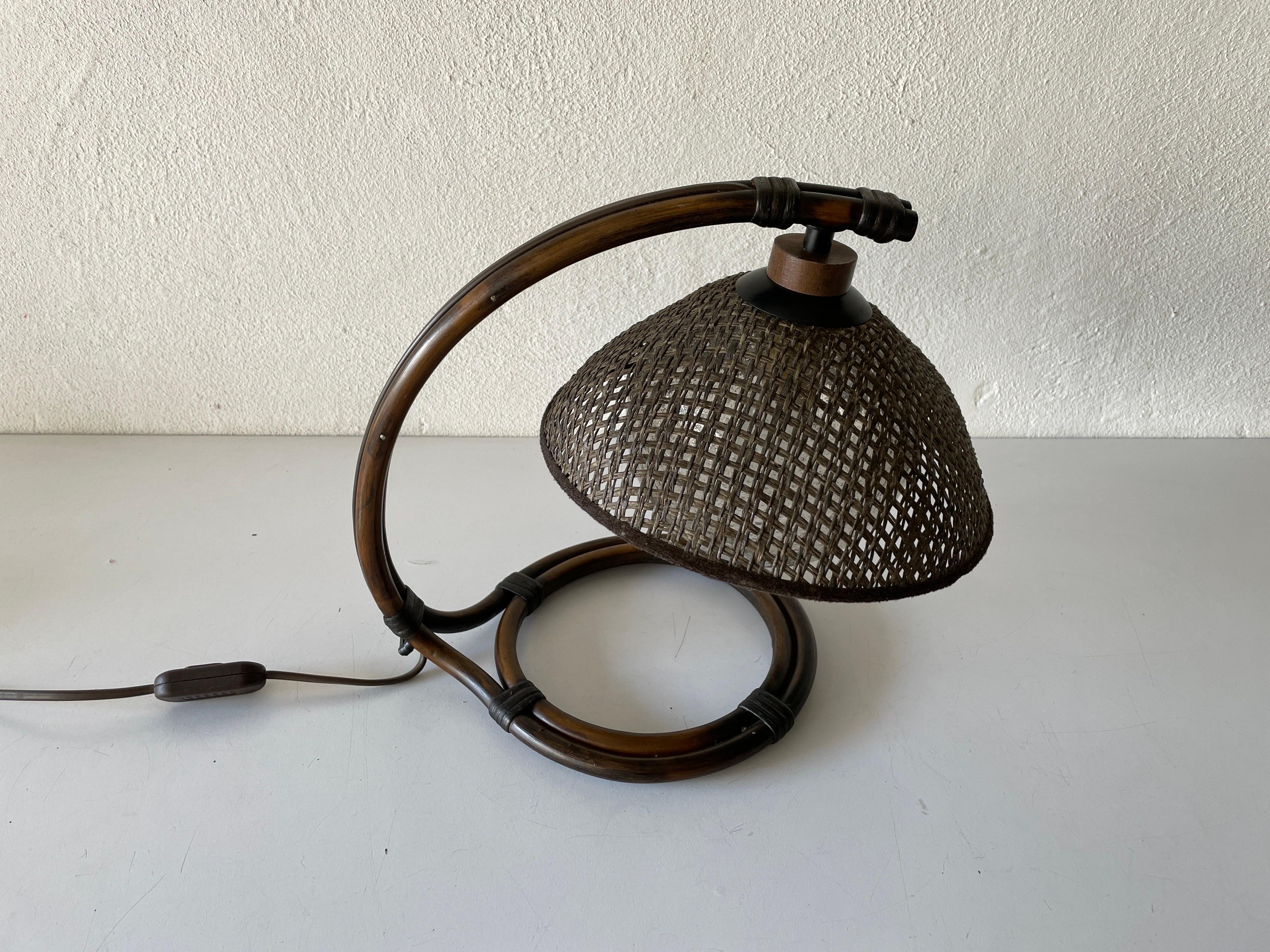 Seltene Nachttischlampe aus Bambus und Korbweide mit Luftblasenglas von Temde, 1960er Jahre, Schweiz im Zustand „Hervorragend“ im Angebot in Hagenbach, DE