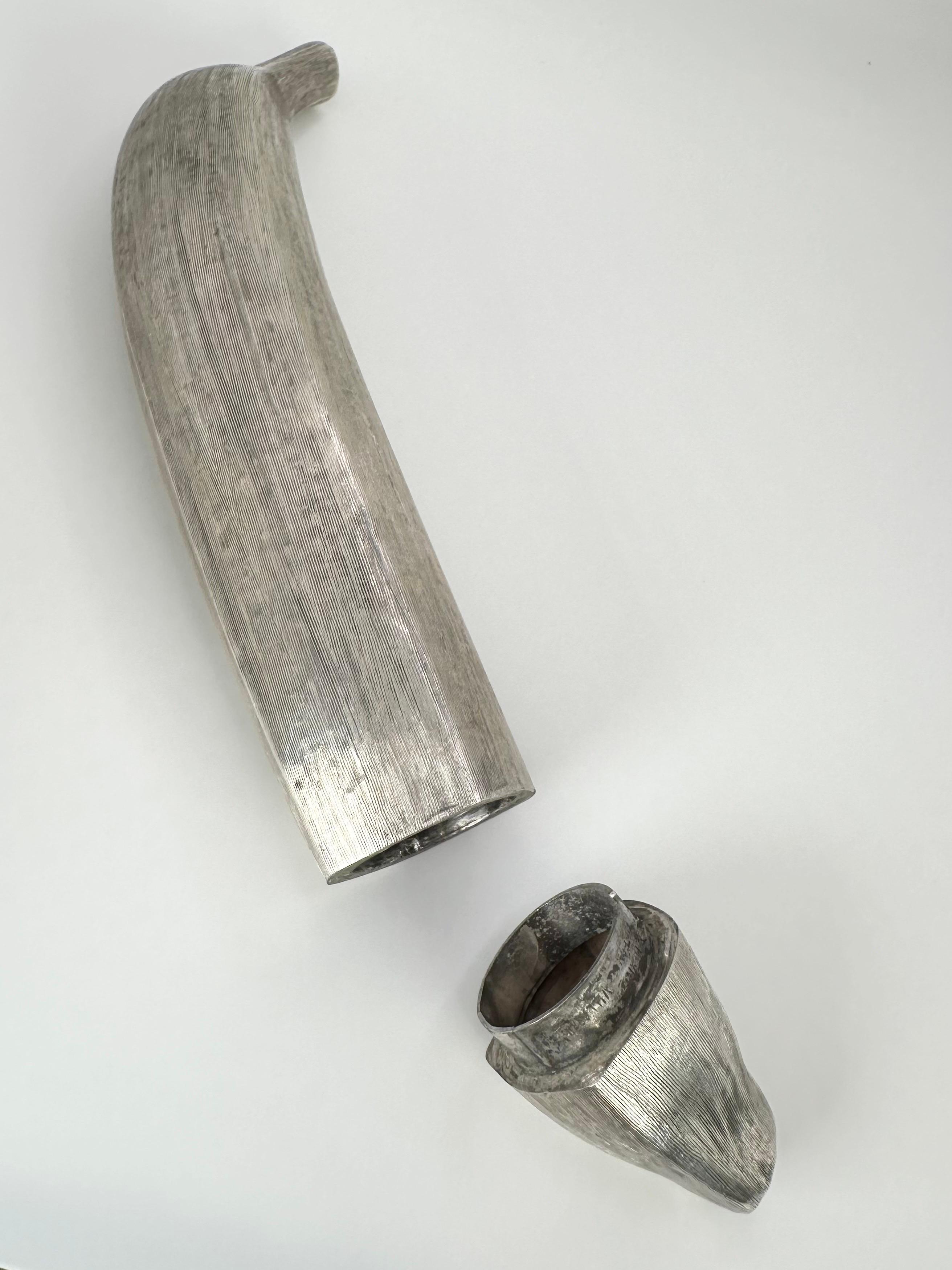 ¡Pieza rara! Hecho a mano, un portapuros de plátano que se abre y se cierra y tiene una bisagra para tener un cierre muy hermético.
Esta pieza es de plata, tiene una pequeña abolladura que se ve en las fotos.

LO QUE SE OBTIENE EN LA JOYERÍA