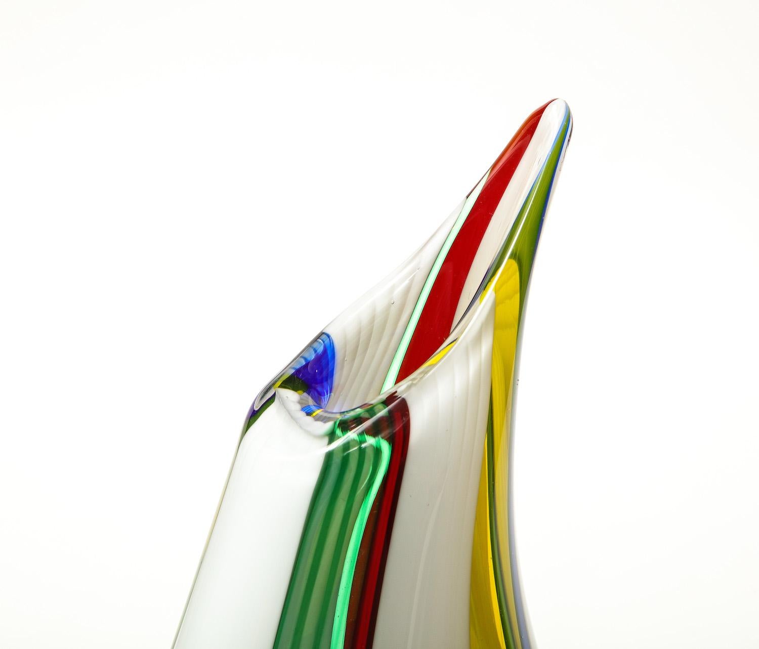 Handgeblasenes weißes Murano-Glas, verziert mit Stäben aus farbigem Glas und Schwaden aus undurchsichtigem weißen Glas. Abstrakte Krugform. Veröffentlicht: AVEM Arte Vetraria Muranese, Künstlerische Produktion, 1932-1972. S. 85 für ein ähnliches