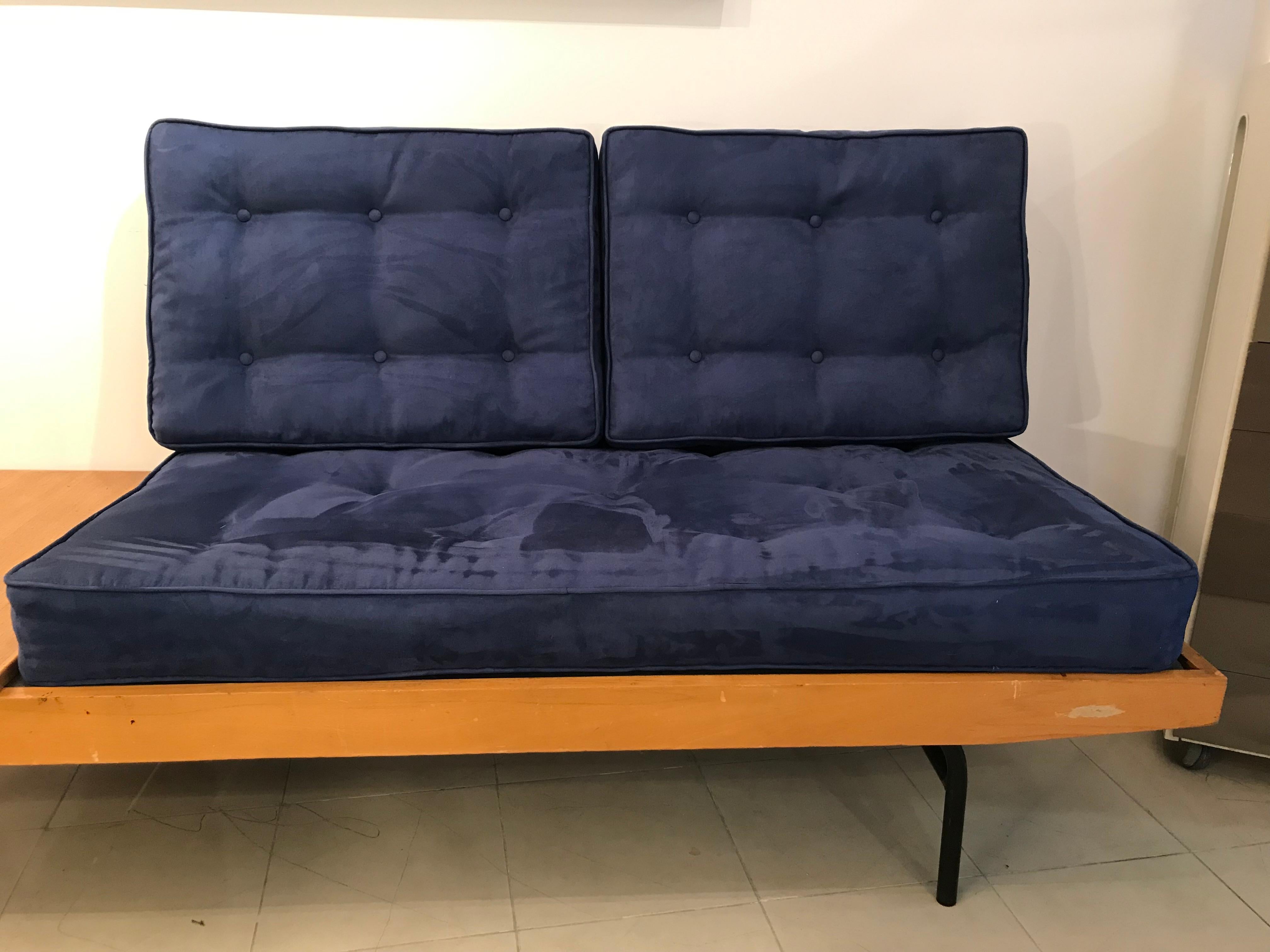 Rare banquette 'day and night' by Pierre Guariche
Bench that can form a bed of rest
Wood / metal feet, cushions redone in blue alcantara by a master upholsterer
circa 1955
Sun: L 191 / h 81 / p 73.5 cms
3900 Euros.