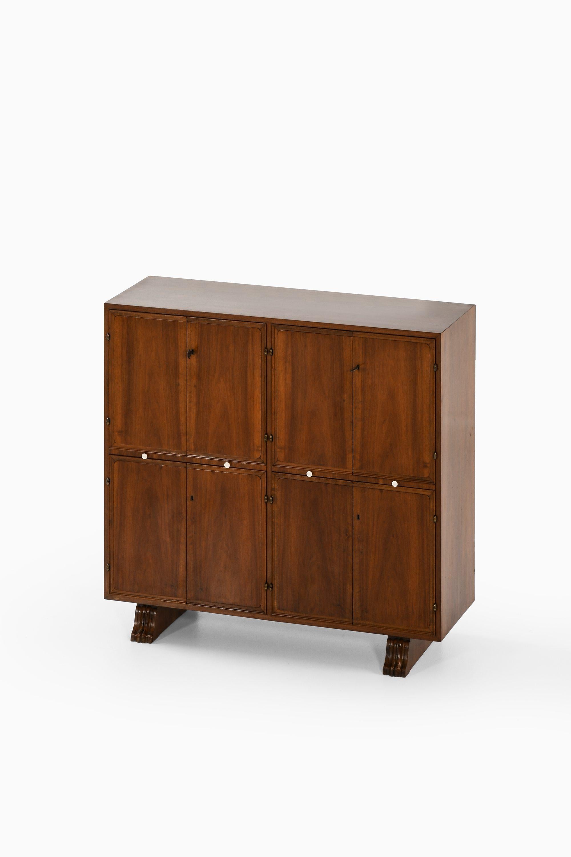 Raro mobile bar in noce e ottone, anni '30

Informazioni aggiuntive:
Materiale: Noce e ottone
Stile: Metà secolo, Scandinavia
Prodotto in Svezia
Dimensioni (L. x P. x H.): 124 x 43,5 x 118 cm
Condizioni: Buone condizioni vintage, con segni d'uso