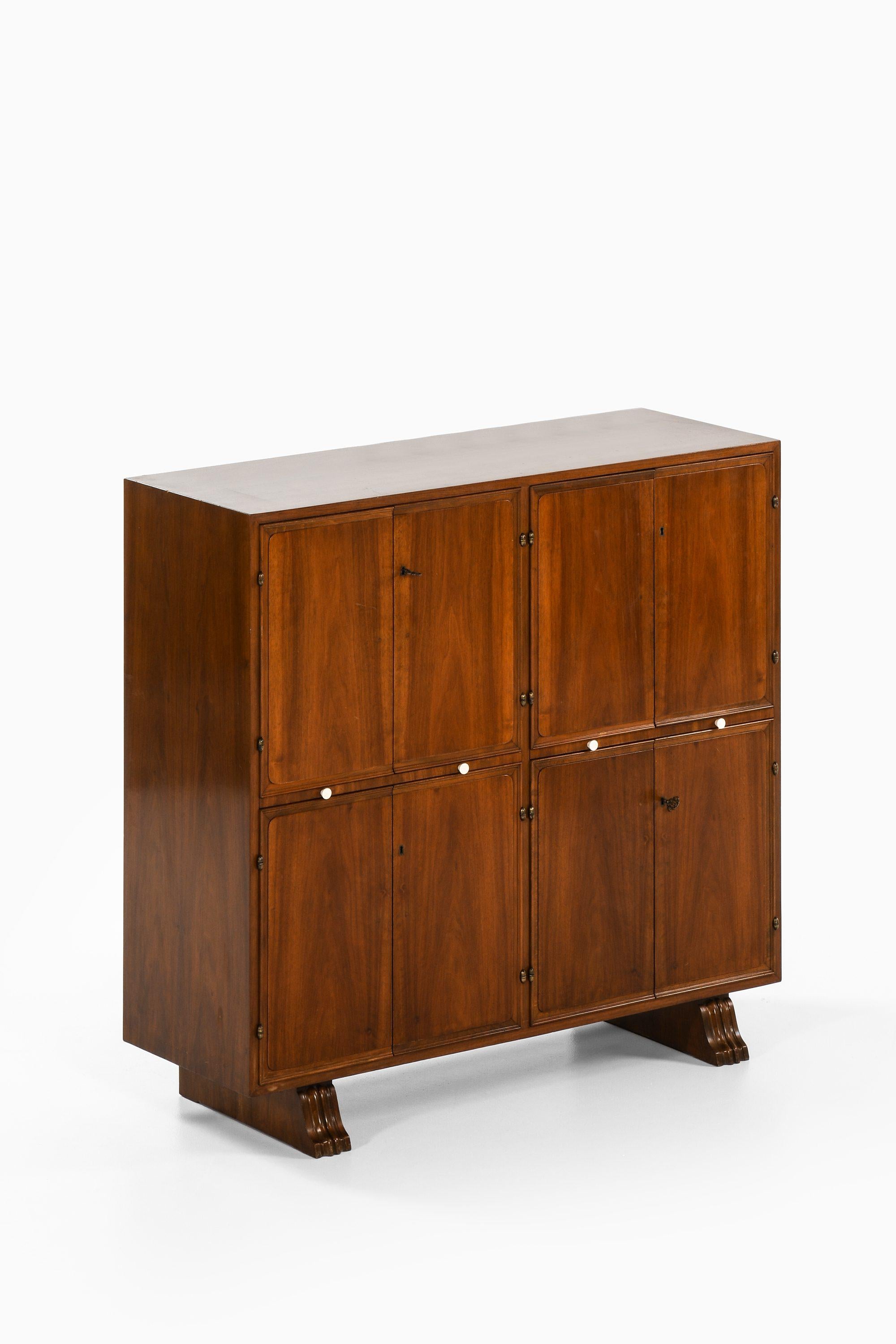 Svedese Raro mobile bar in noce e ottone, anni '30 in vendita