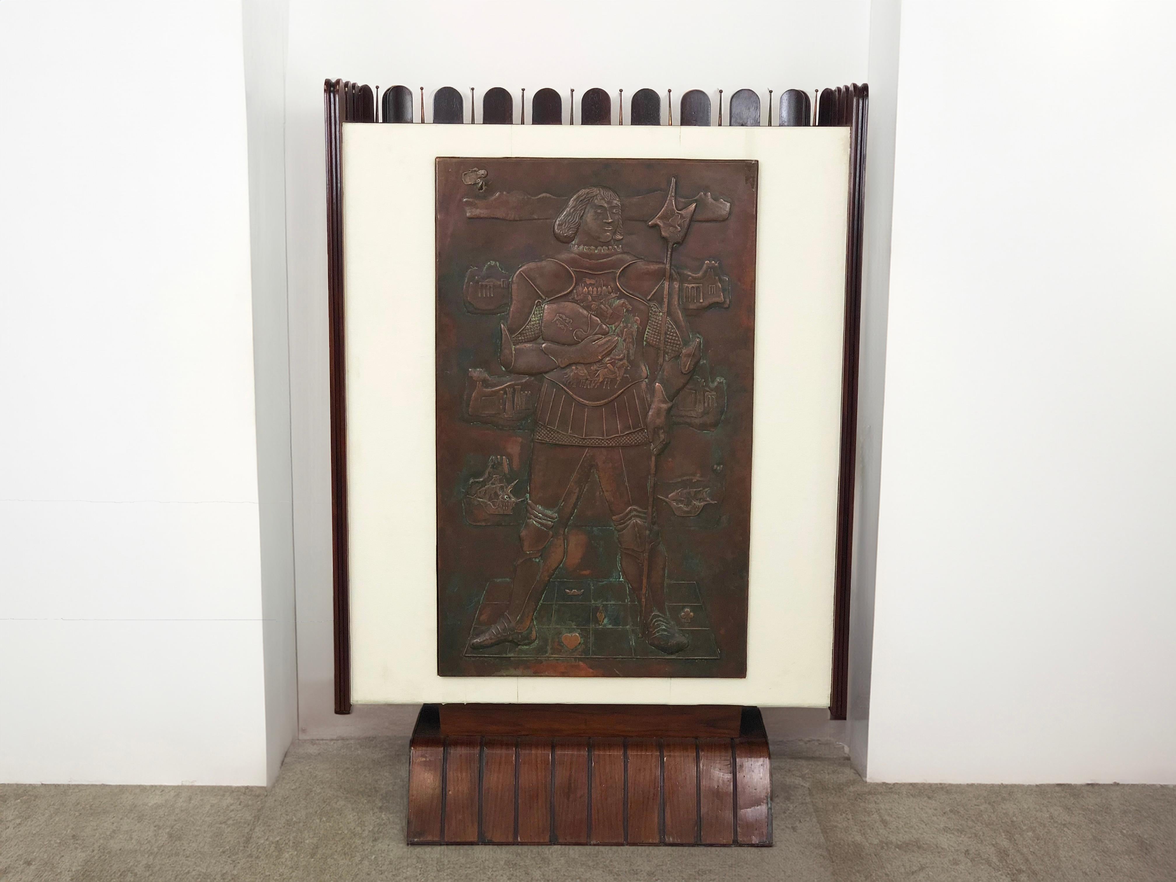 Un magnifico e unico mobile bar in legno, pelle e rame progettato da Luigi Scremin nel 1948. Questo pezzo eccezionale, firmato da Luigi Scremin con un'incisione in pelle nella parte superiore, è una rara creazione originariamente realizzata come