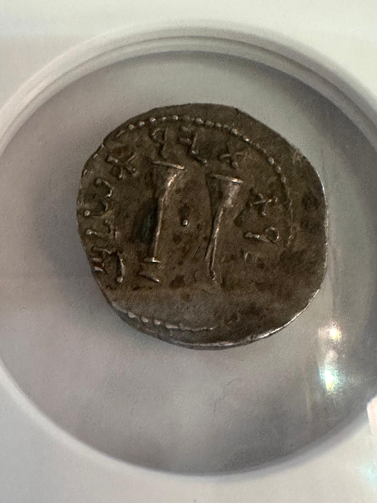 Rare Bar Kokhba Revolt Jewish Silver Zuz (132–135 AD) — Grapes & Temple Trumpets In Excellent Condition For Sale In New York, NY