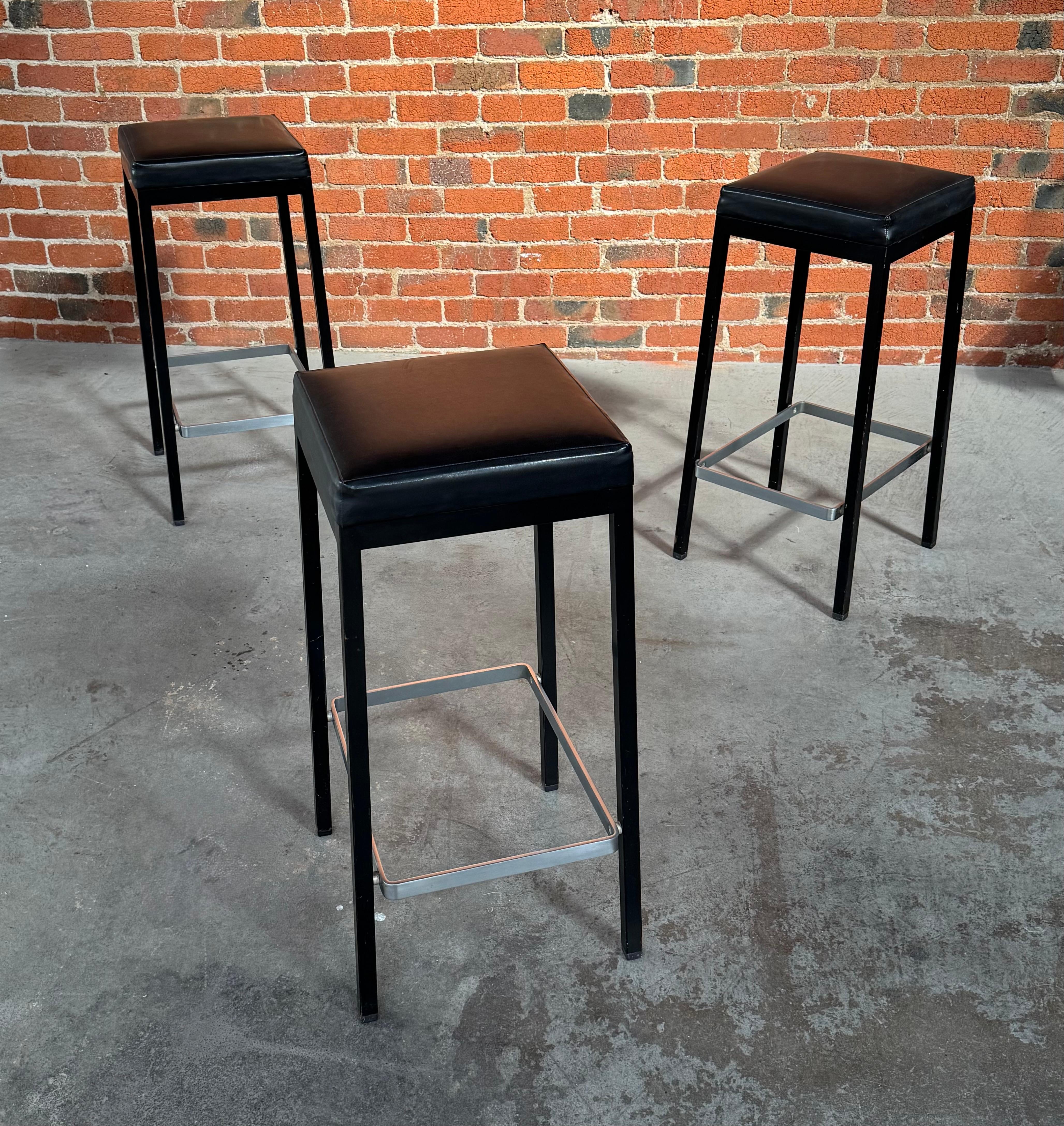 Raros taburetes de bar de Knoll Circa años 60 Juego de 3 Moderno de mediados de siglo en venta