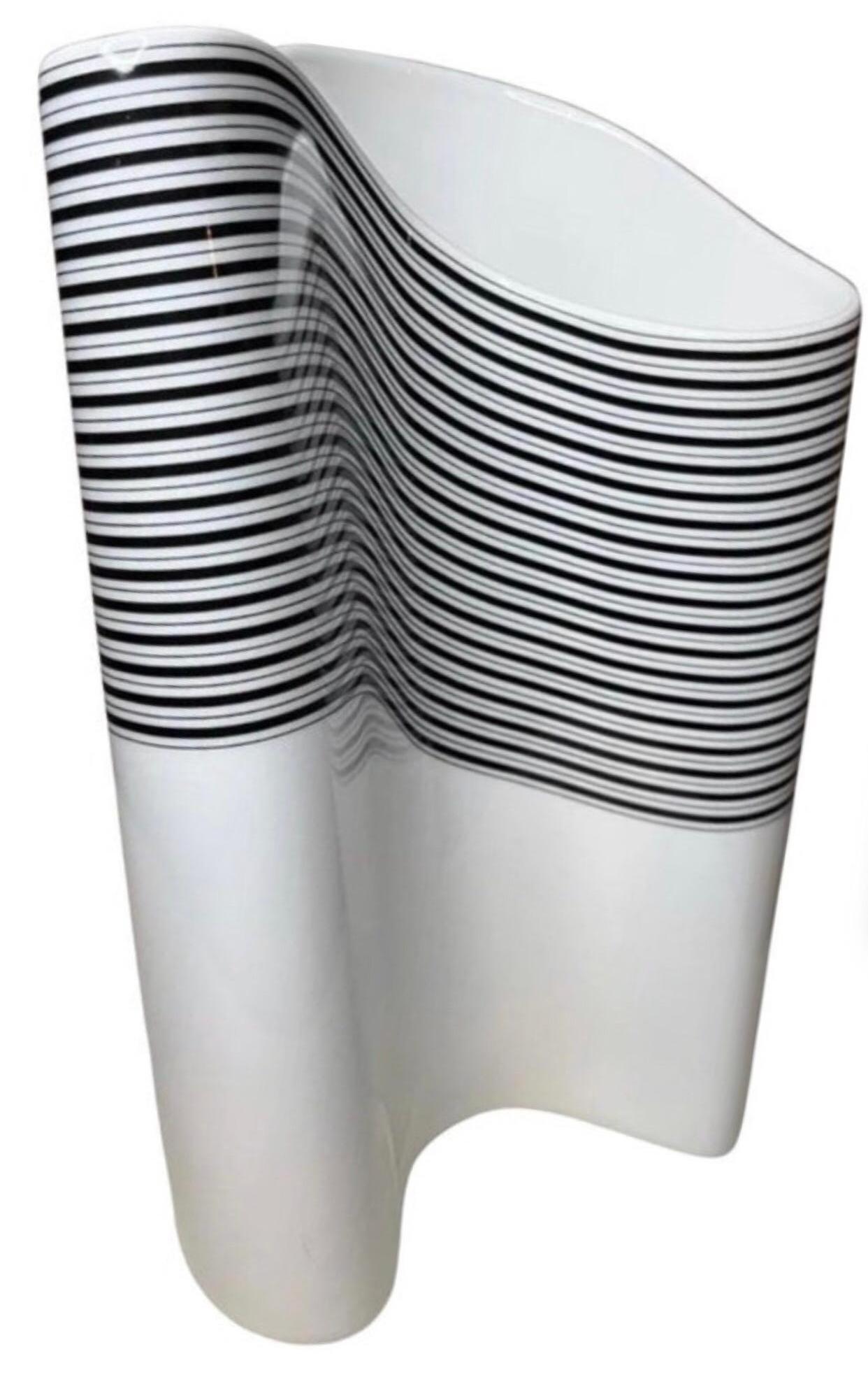 Rara Barbara Brenner Rosenthal Studio A Linie Op Art Wave Vaso Germania Zecca 

Rara Barbara Brenner Rosenthal Studio A Linie Op Art Wave Vaso Germania Zecca 

Spettacolare vaso a onda in porcellana Modernista Barbara Brenner per Rosenthal Studio